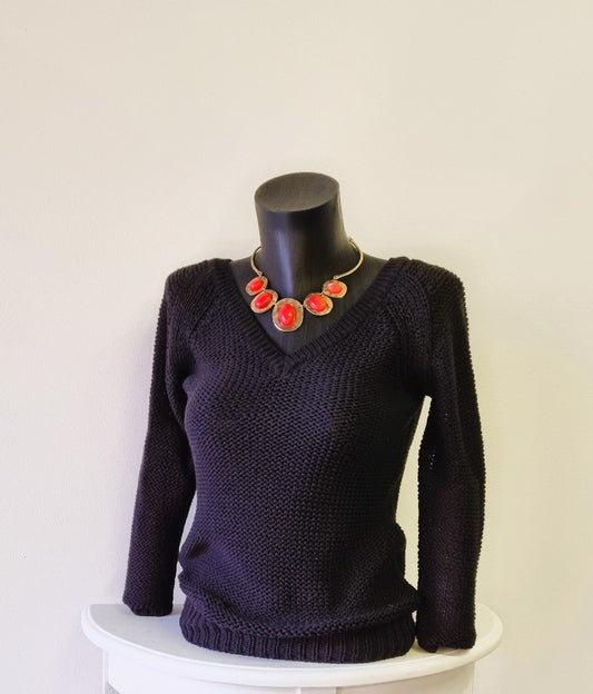 Lara Knit - Hand knitted v-neckline black jersey