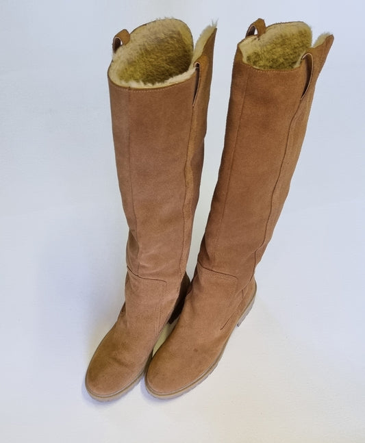 Zara Trafaluc - Brown knee high suede boots with faux fur lining