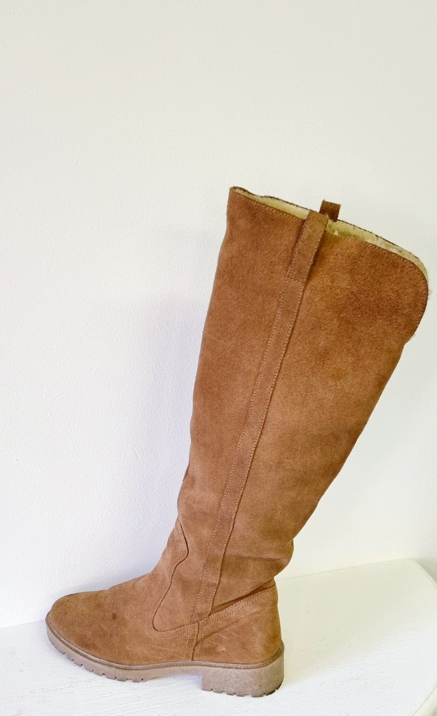 Zara Trafaluc - Brown knee high suede boots with faux fur lining