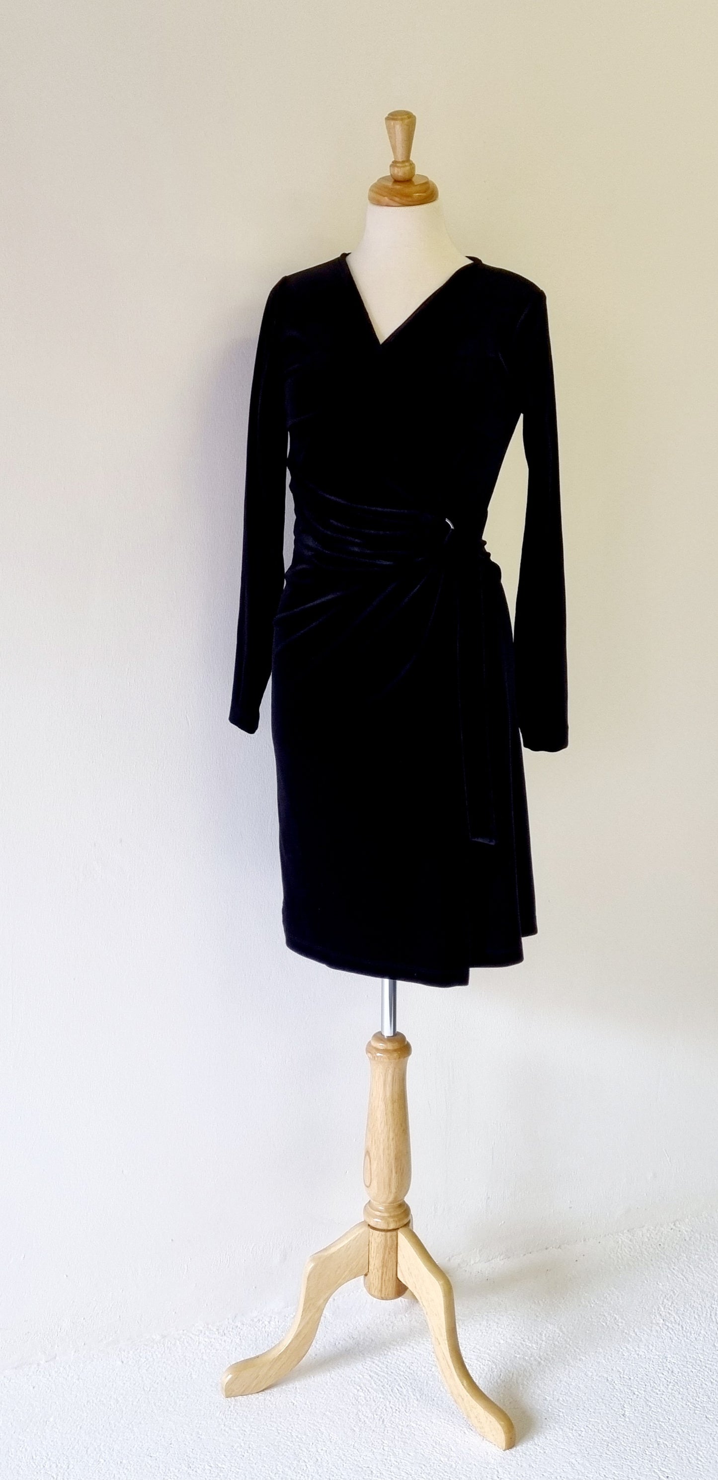 Iconic - Black velvet midi dress