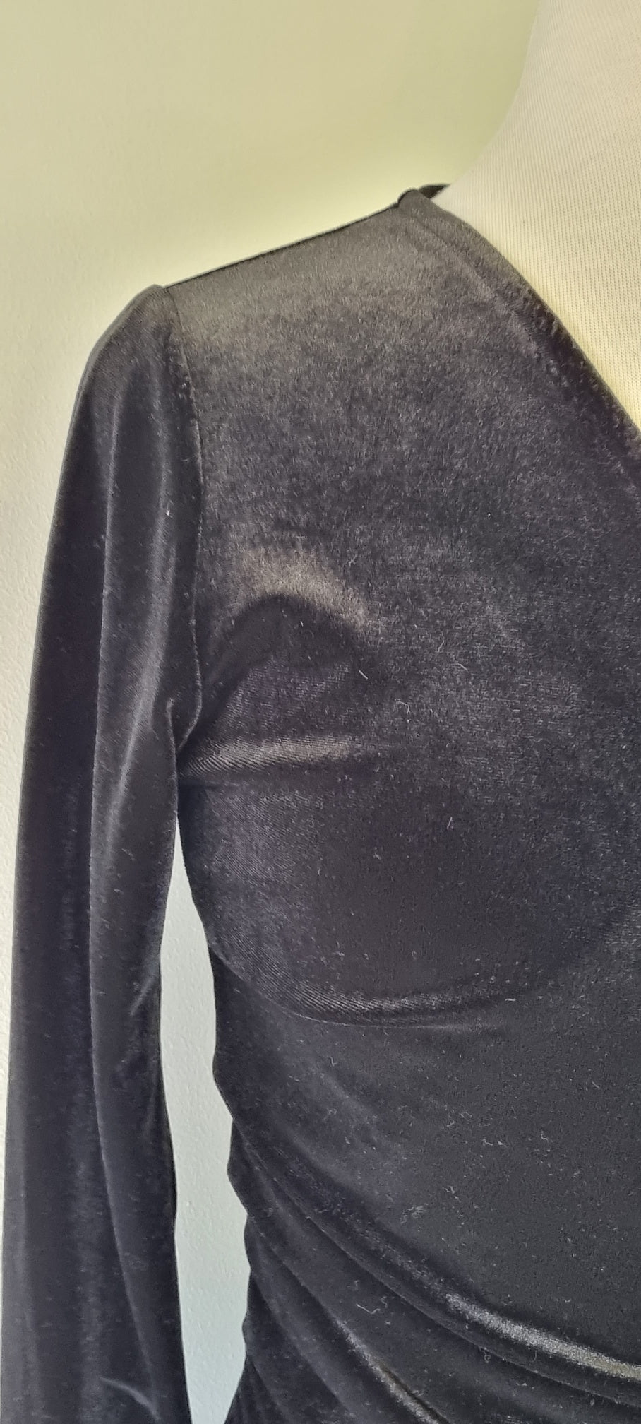 Iconic - Black velvet midi dress