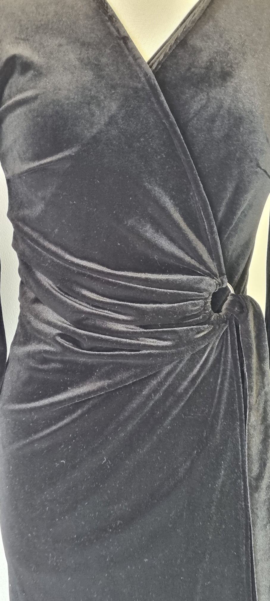 Iconic - Black velvet midi dress