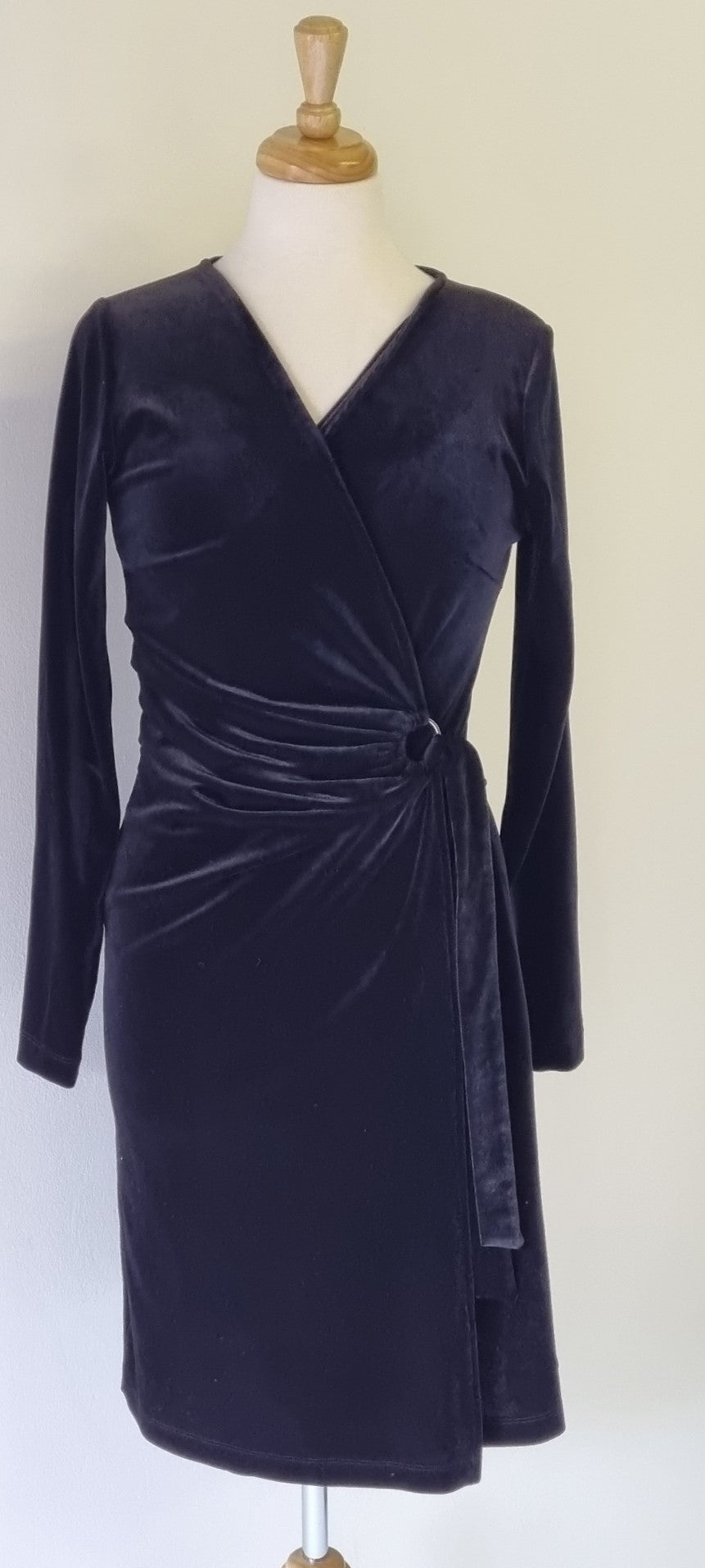 Iconic - Black velvet midi dress