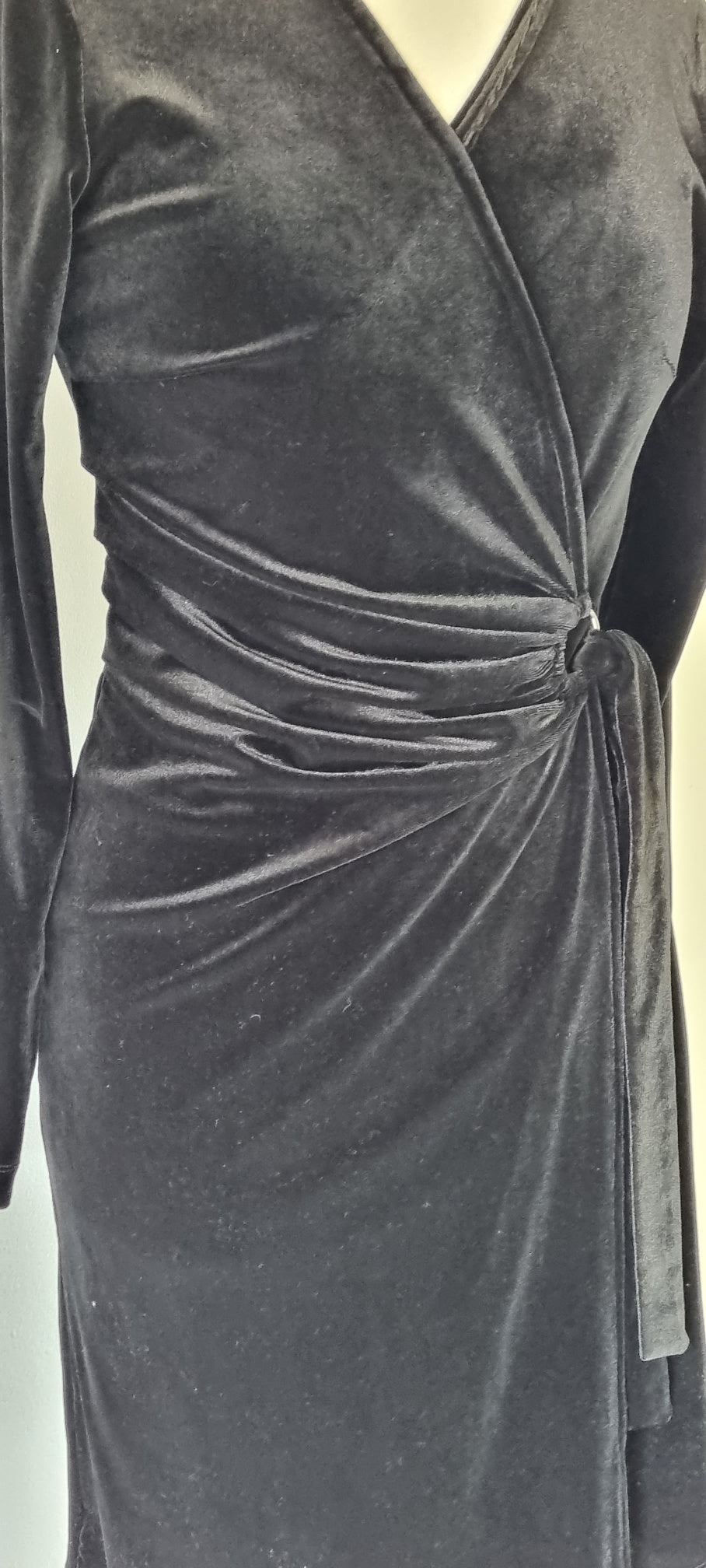 Iconic - Black velvet midi dress