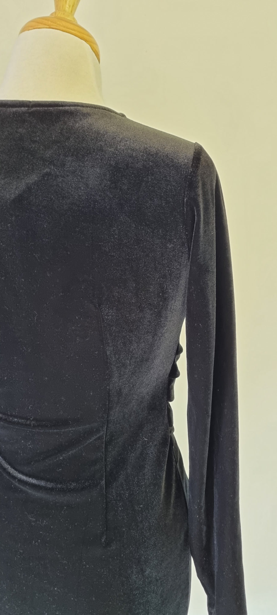 Iconic - Black velvet midi dress