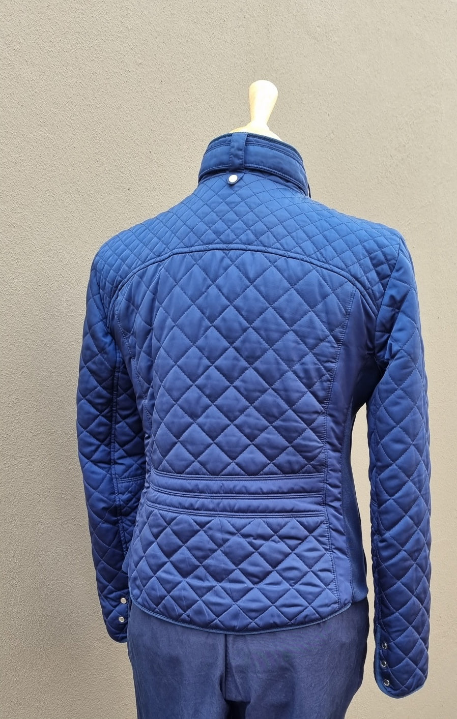 Zara Woman - Blue quilted mid waist jacket with front zip and size zip pockets