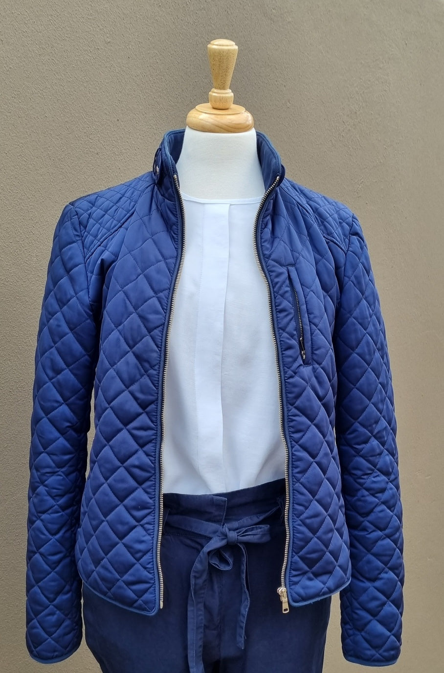 Zara Woman - Blue quilted mid waist jacket with front zip and size zip pockets