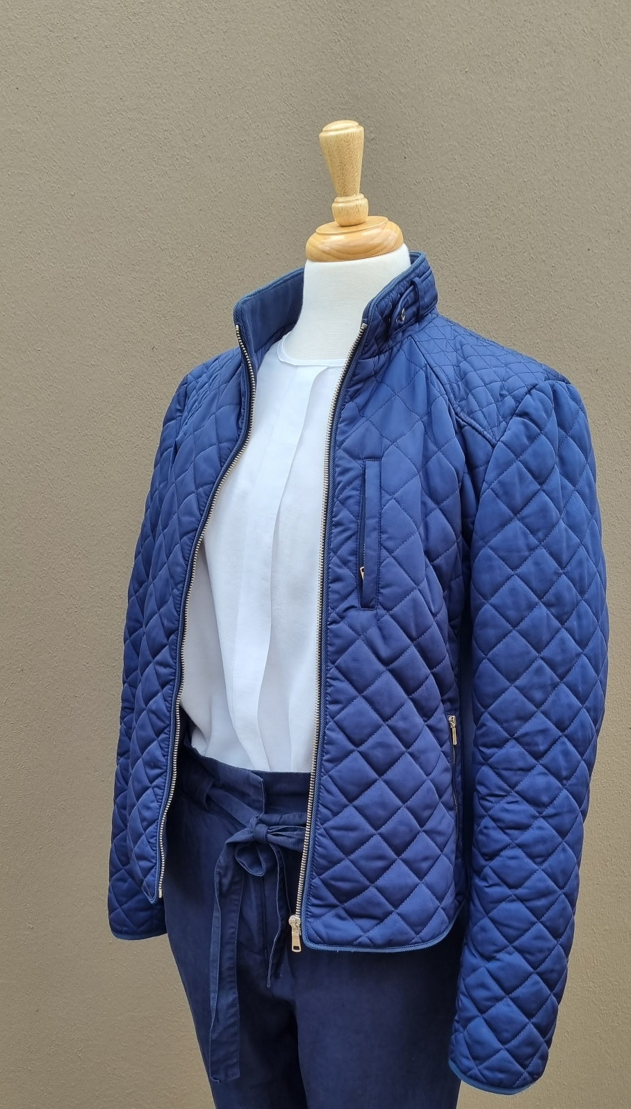 Zara Woman - Blue quilted mid waist jacket with front zip and size zip pockets