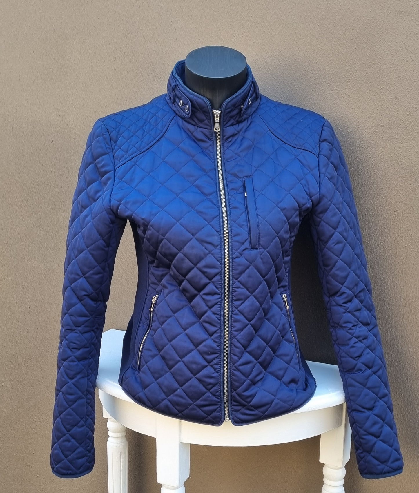 Zara Woman - Blue quilted mid waist jacket with front zip and size zip pockets