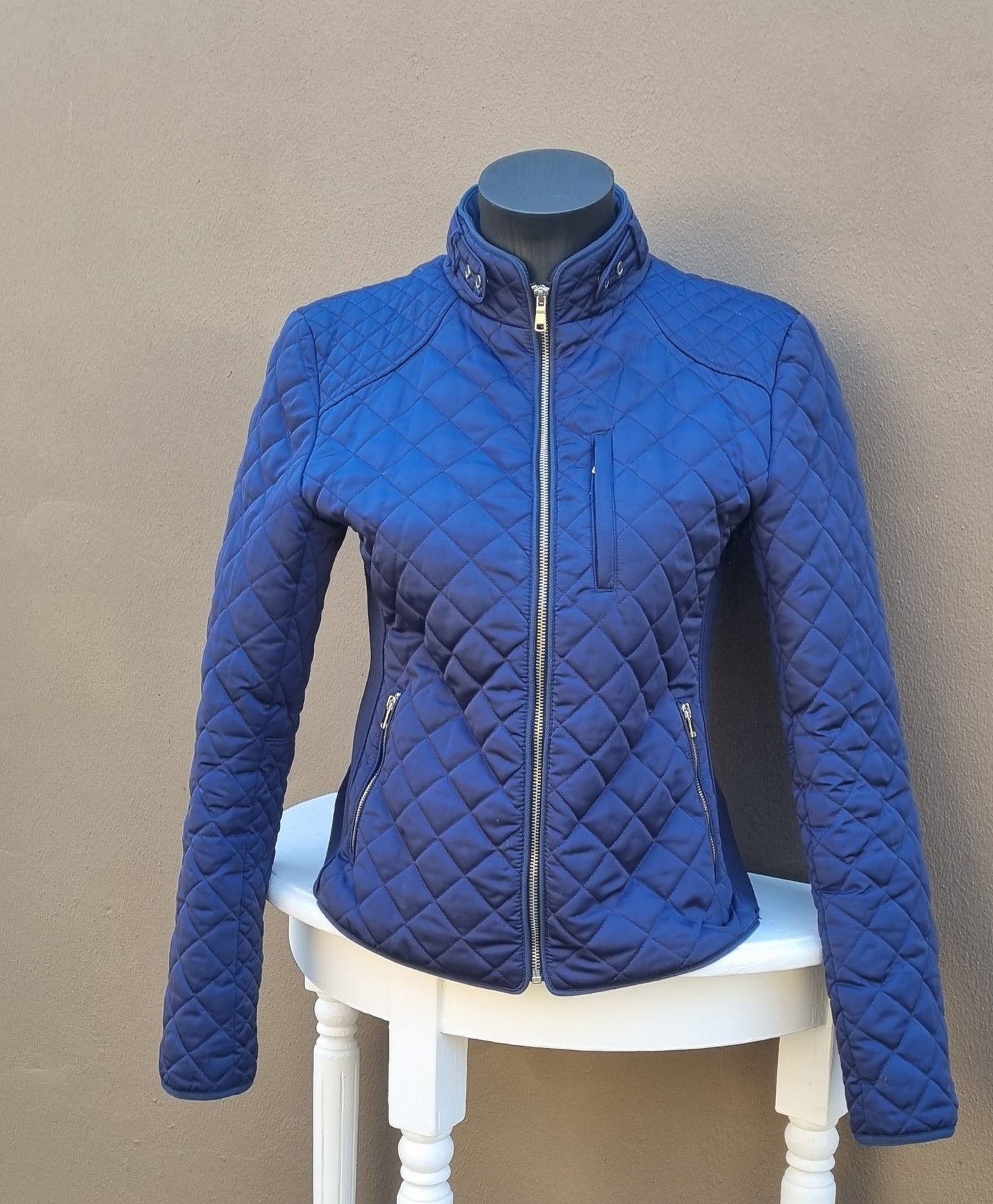 Zara Woman - Blue quilted mid waist jacket with front zip and size zip pockets