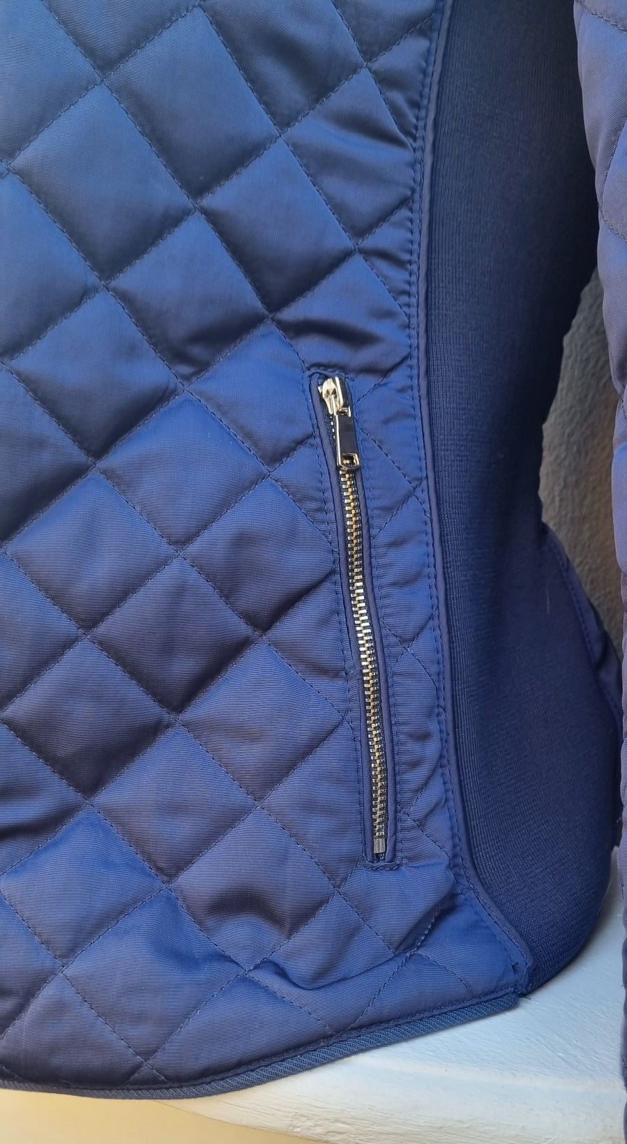 Zara Woman - Blue quilted mid waist jacket with front zip and size zip pockets