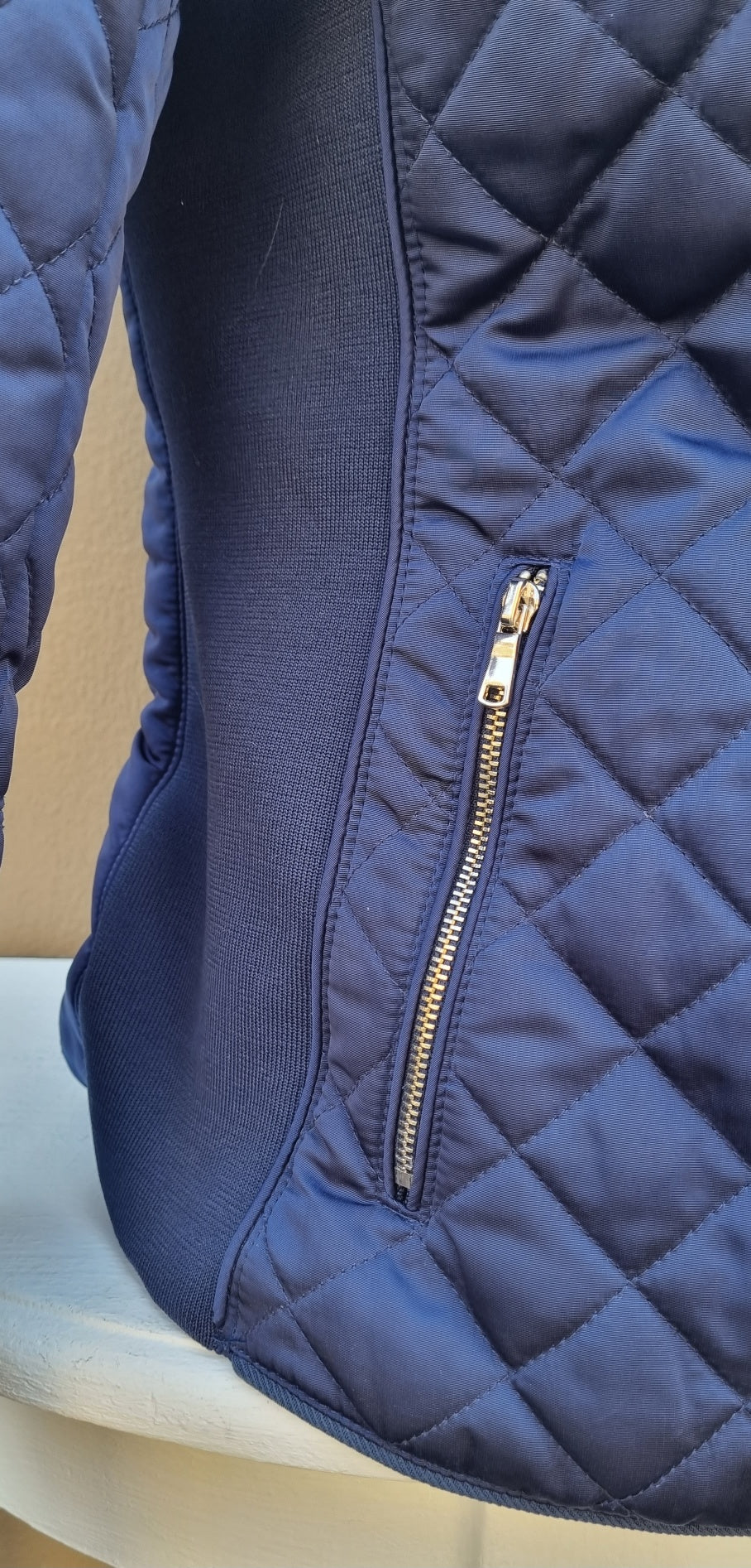 Zara Woman - Blue quilted mid waist jacket with front zip and size zip pockets