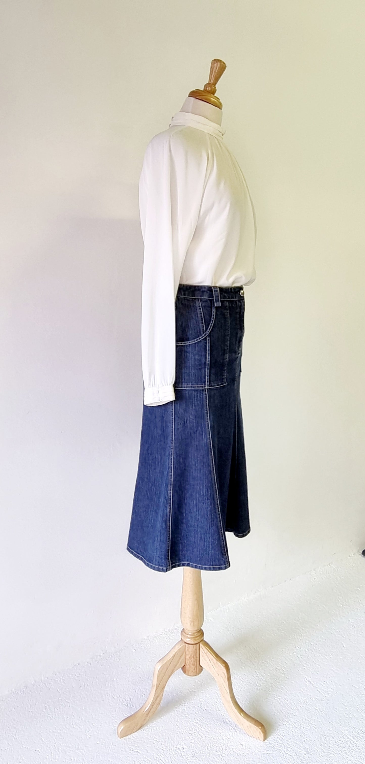 Sarry SA - Classic fit and flare knee length denim skirt