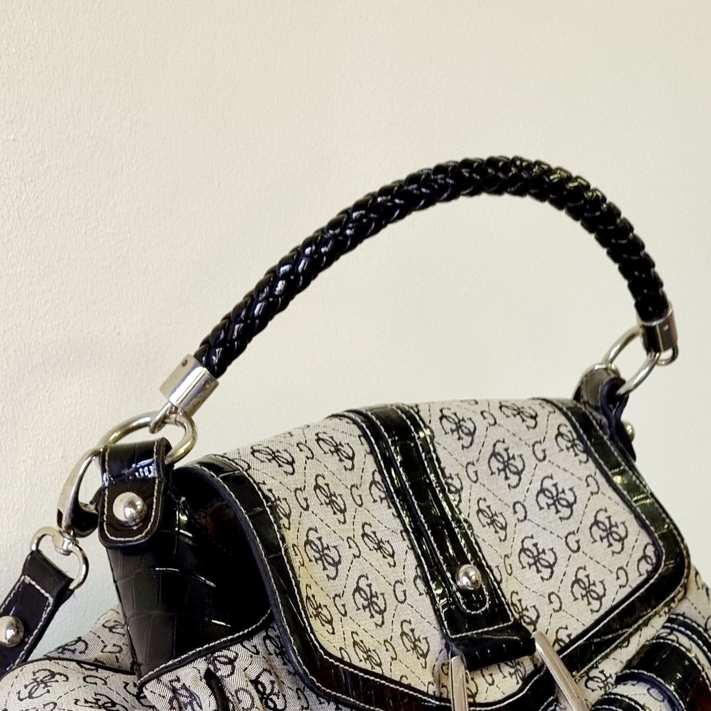 Guess - Stylish Vintage Black Guess Shoulder Bag