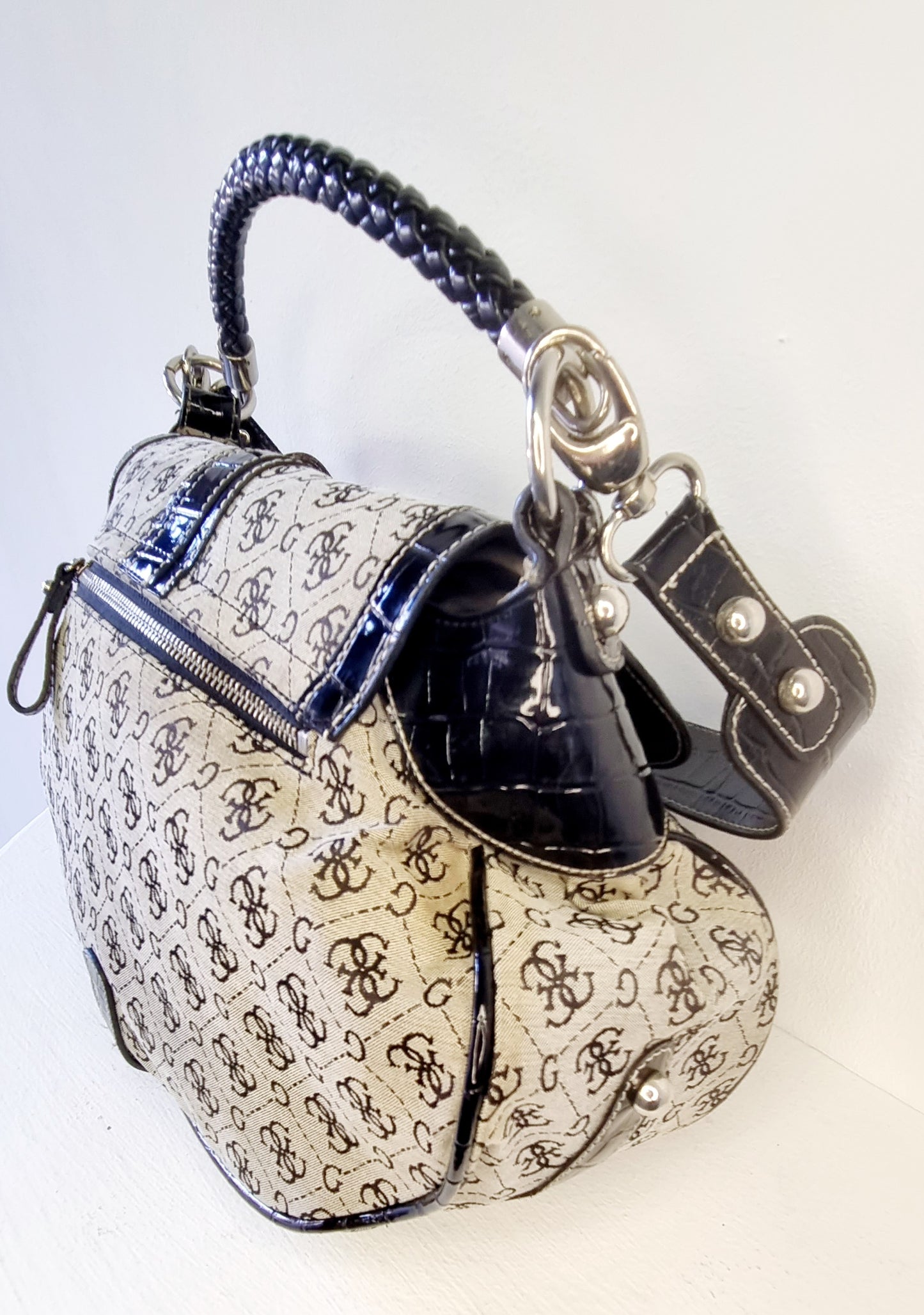 Guess - Stylish Vintage Black Guess Shoulder Bag