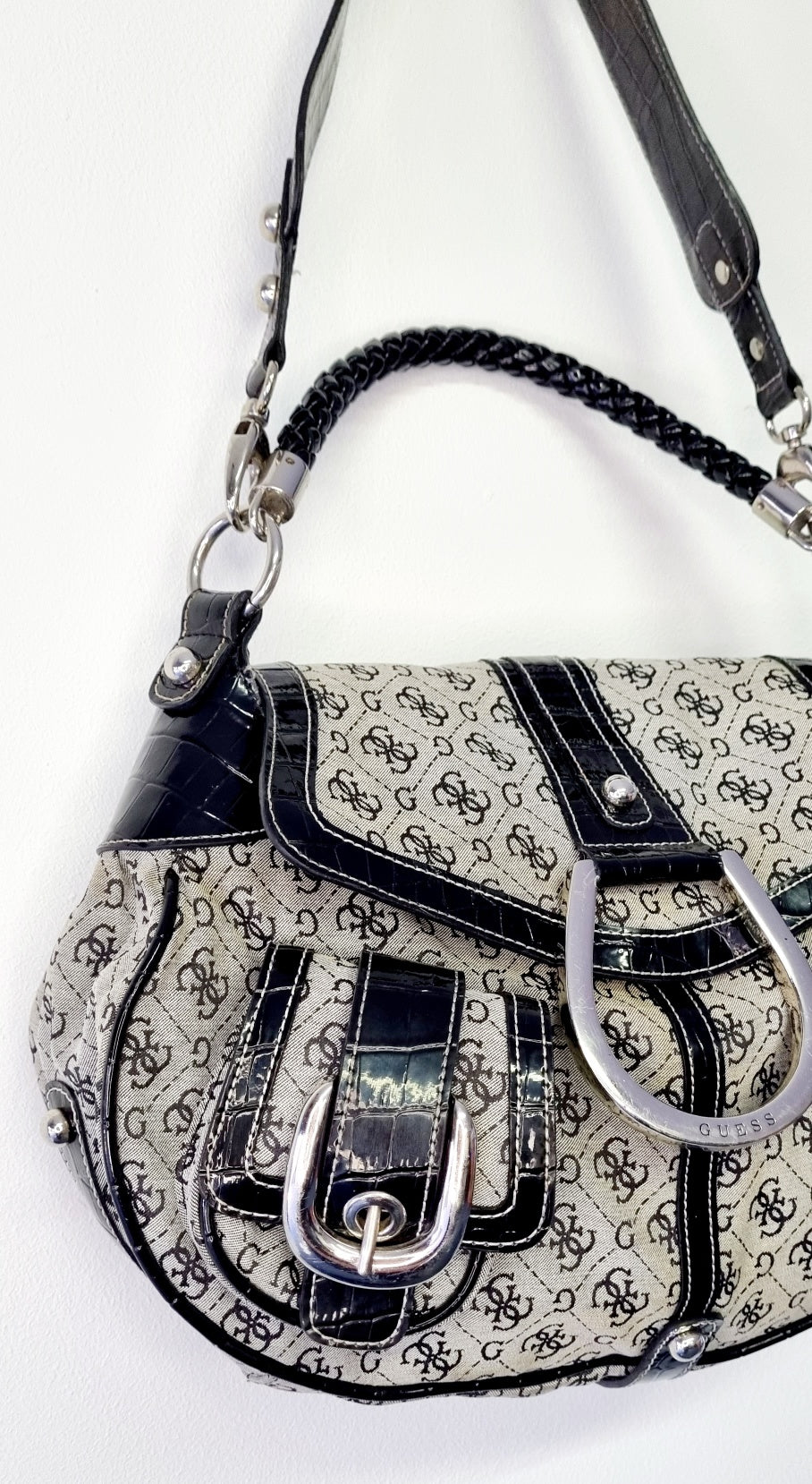 Guess - Stylish Vintage Black Guess Shoulder Bag