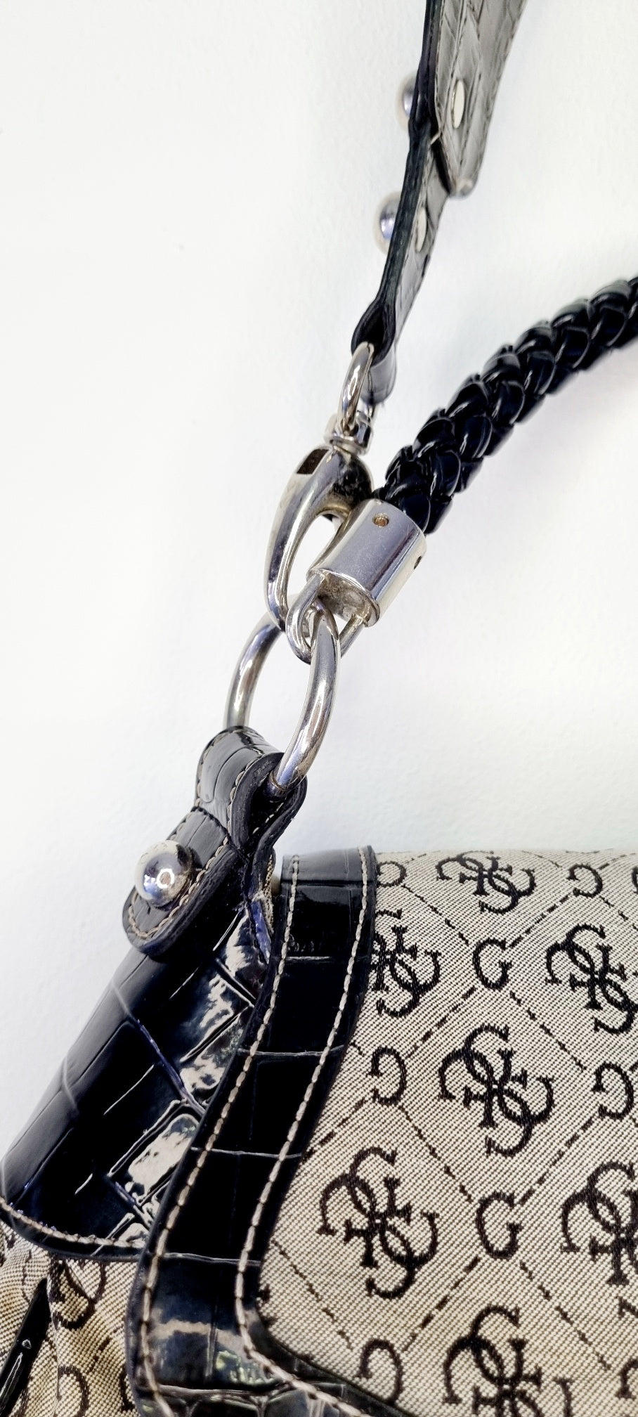 Guess - Stylish Vintage Black Guess Shoulder Bag