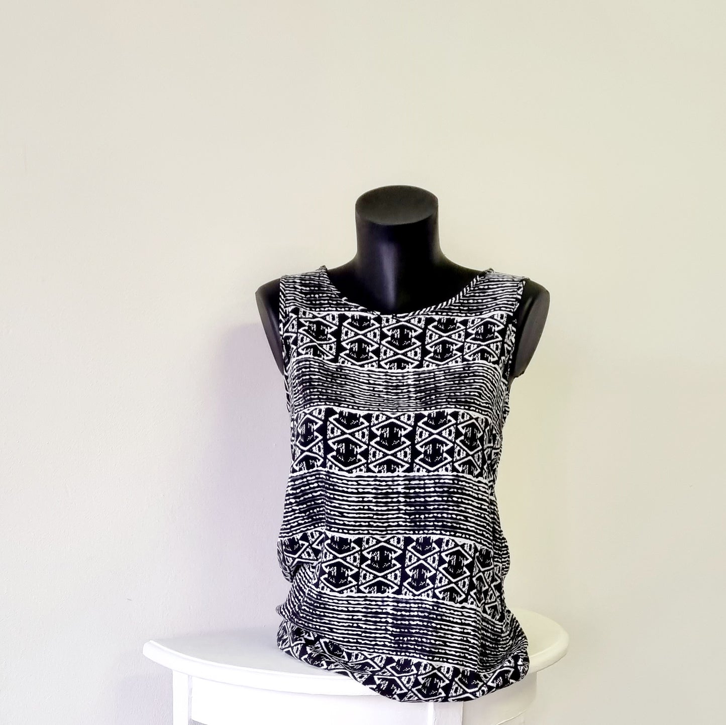 Miladys - Black & white sleeveless round neck top