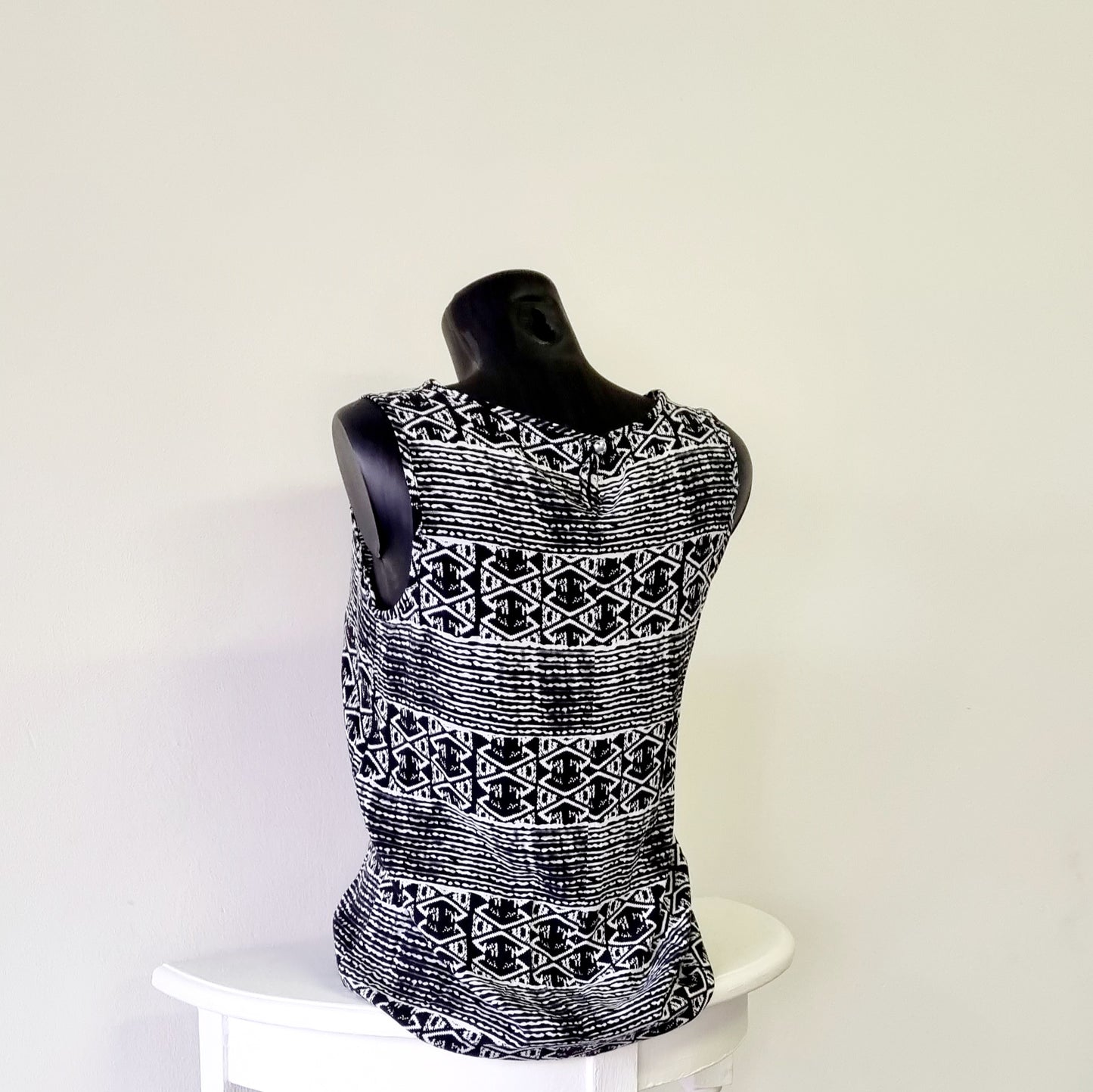 Miladys - Black & white sleeveless round neck top