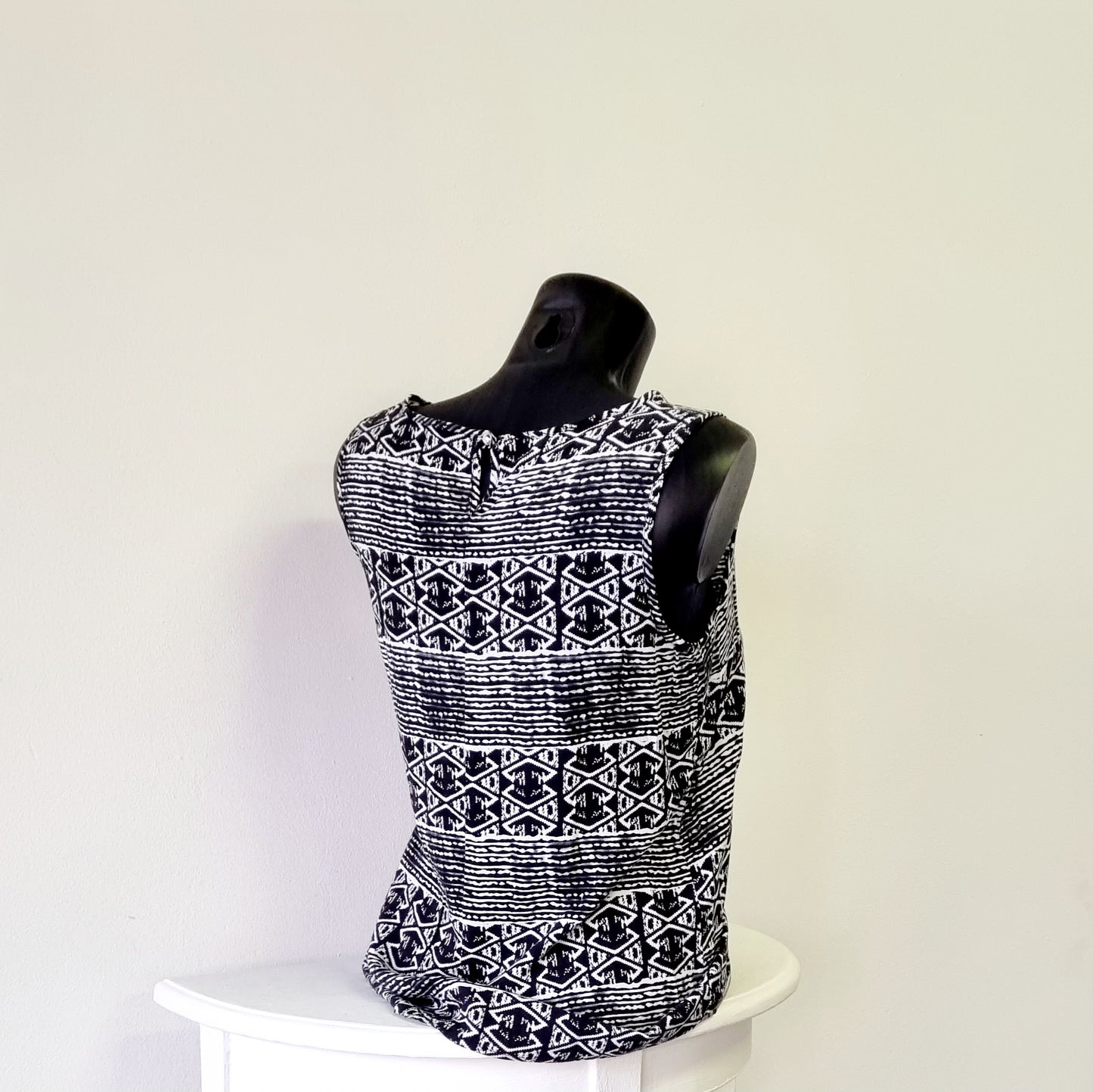 Miladys - Black & white sleeveless round neck top