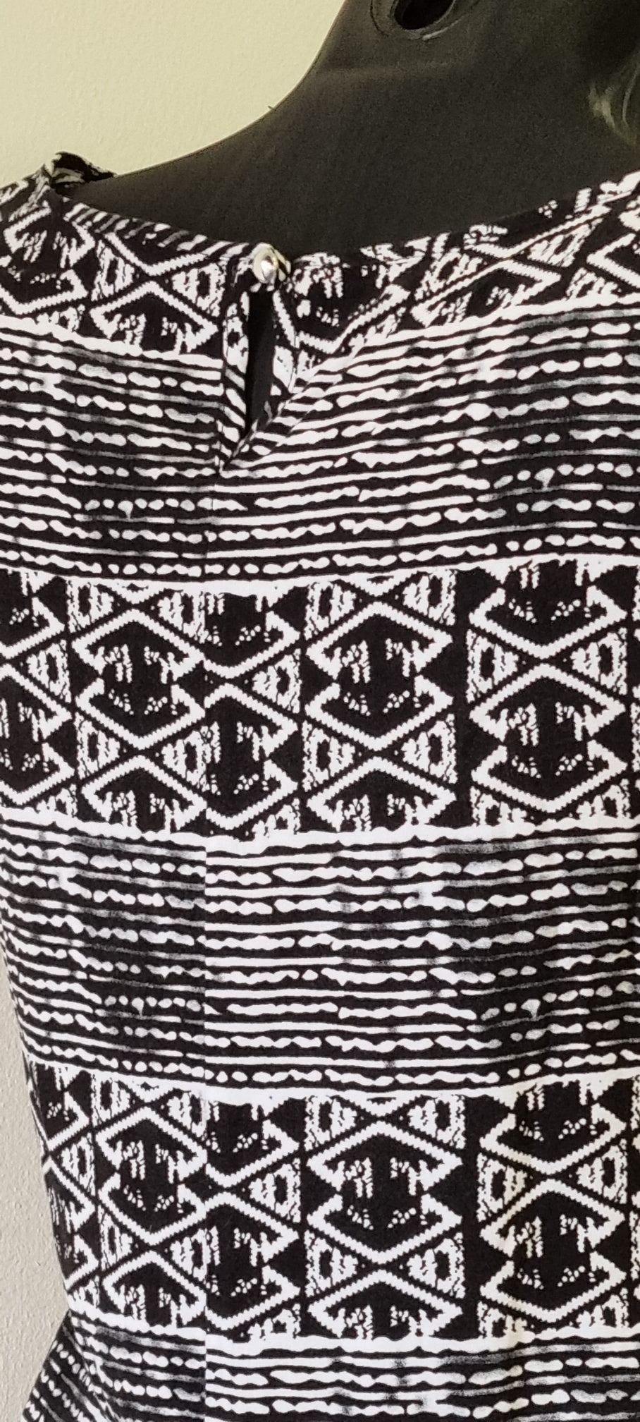 Miladys - Black & white sleeveless round neck top