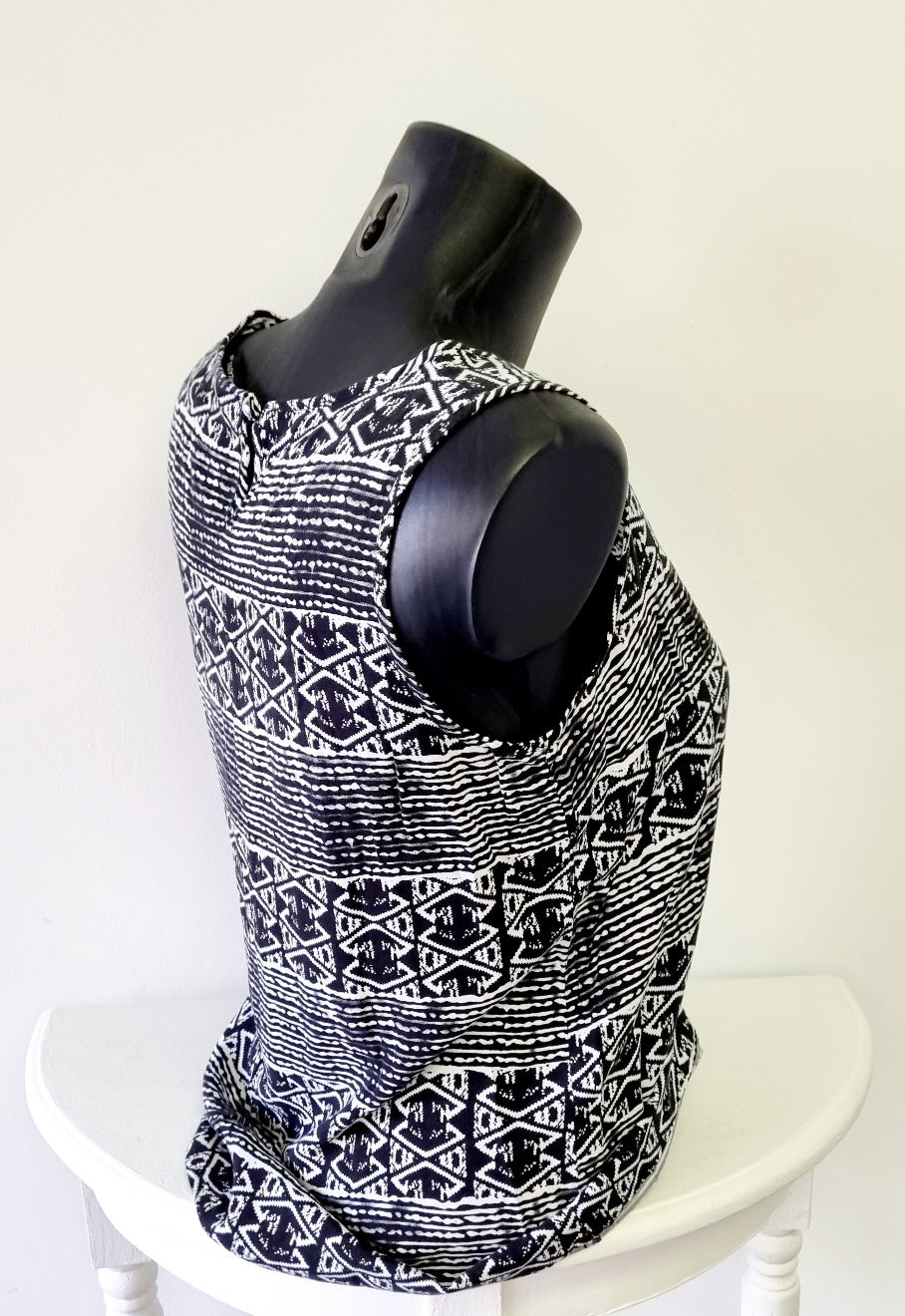 Miladys - Black & white sleeveless round neck top