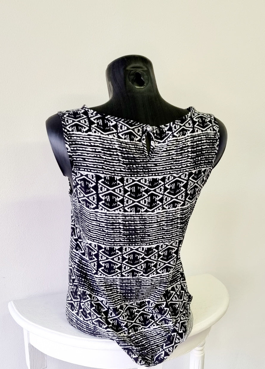 Miladys - Black & white sleeveless round neck top