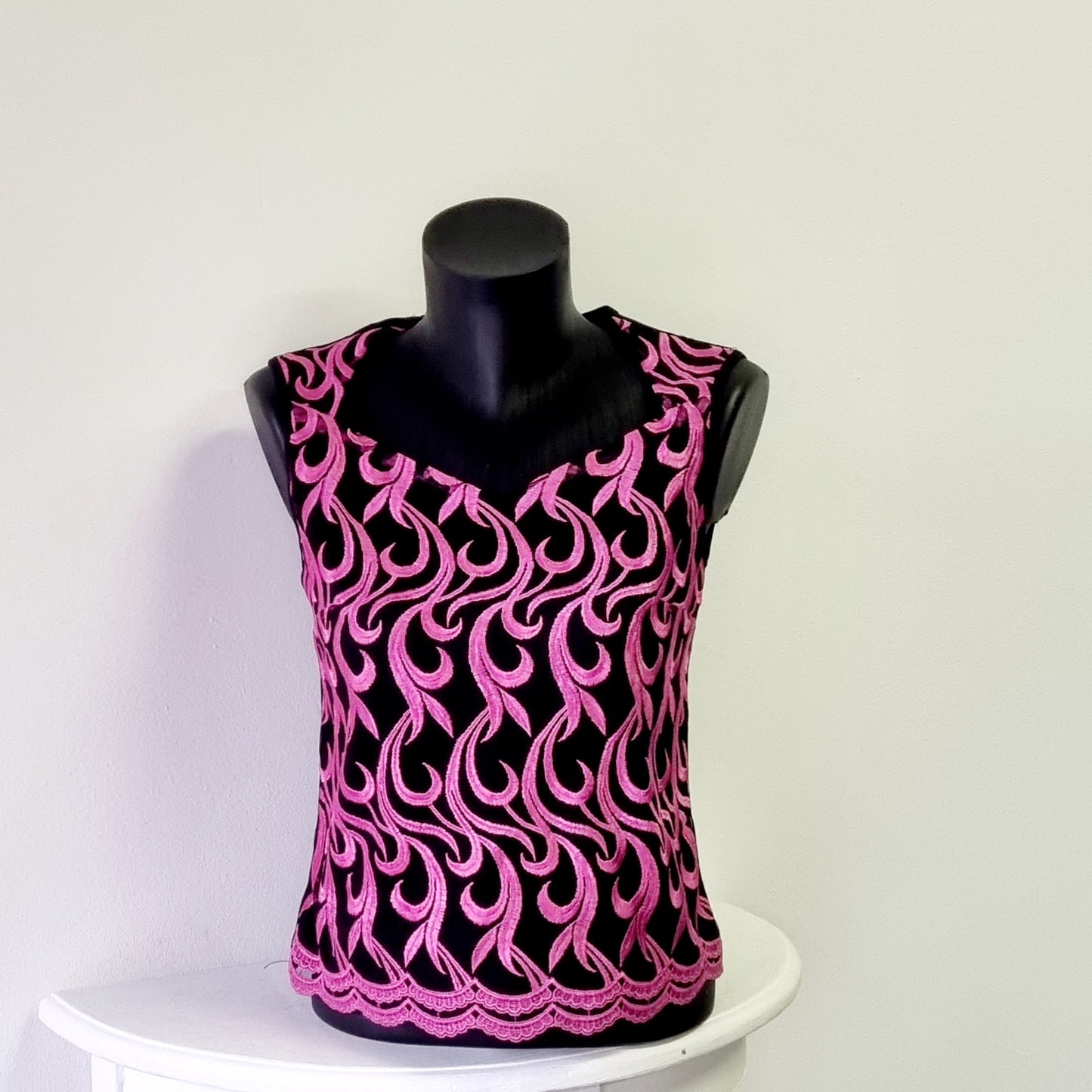 Milady's - Sleeveless embroidered pink and black blouse
