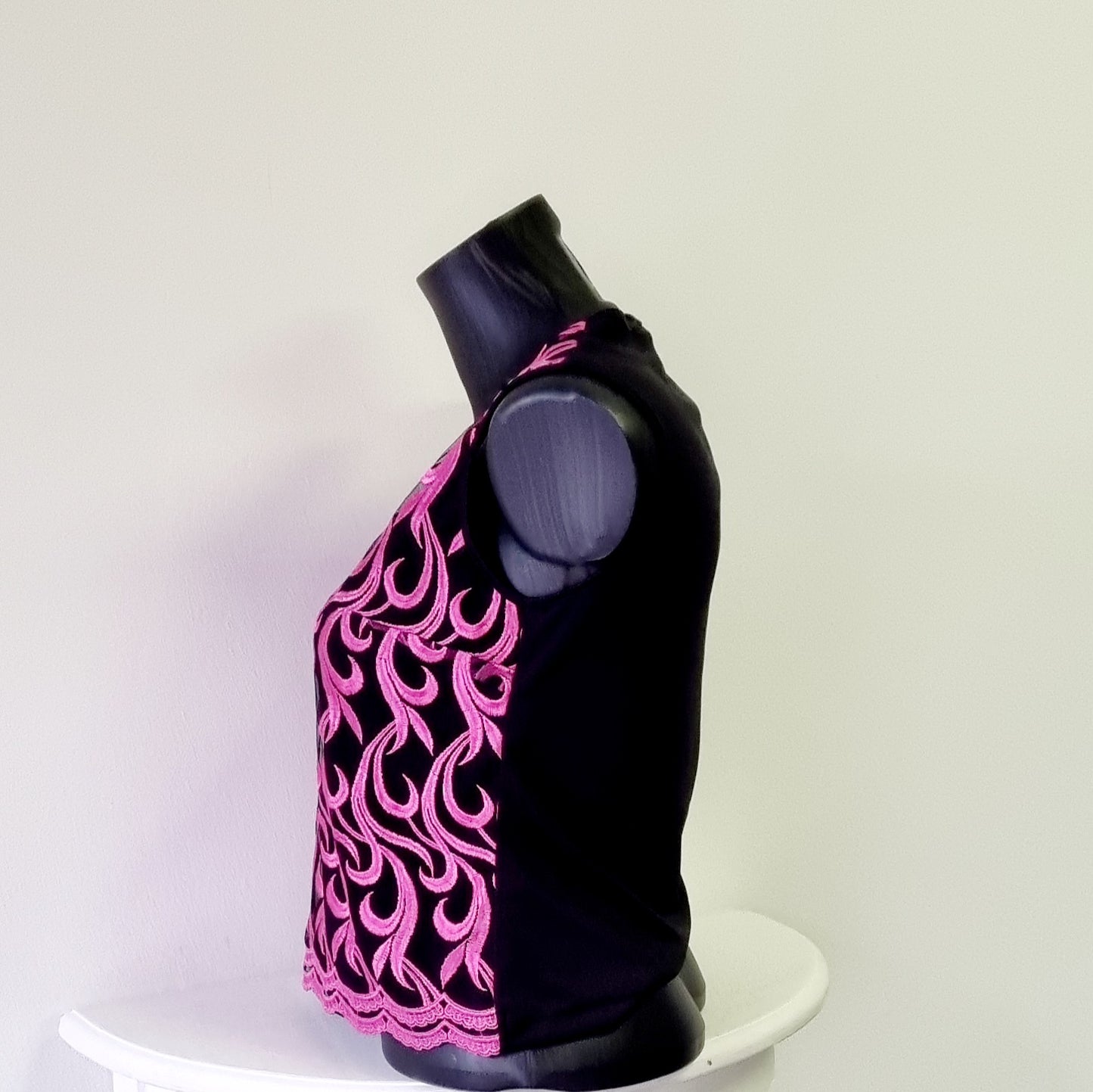 Milady's - Sleeveless embroidered pink and black blouse