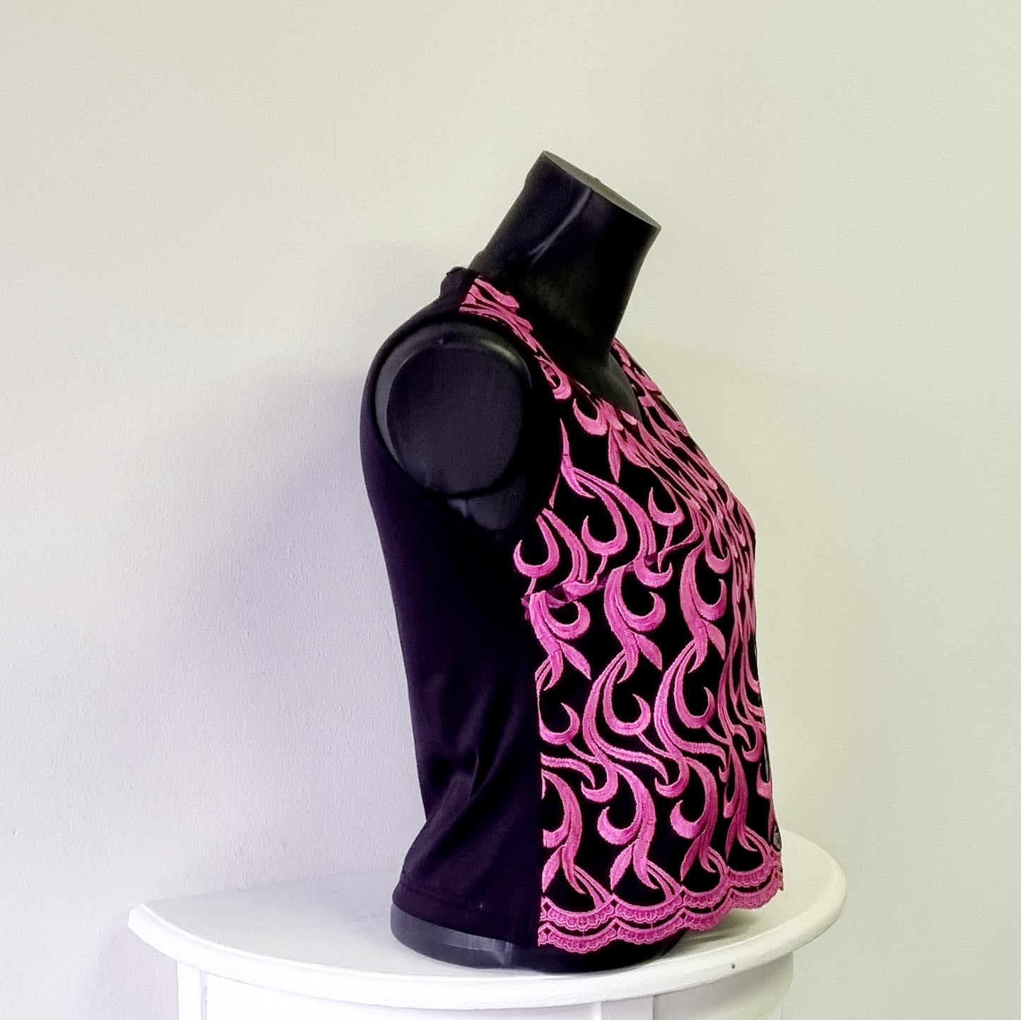 Milady's - Sleeveless embroidered pink and black blouse