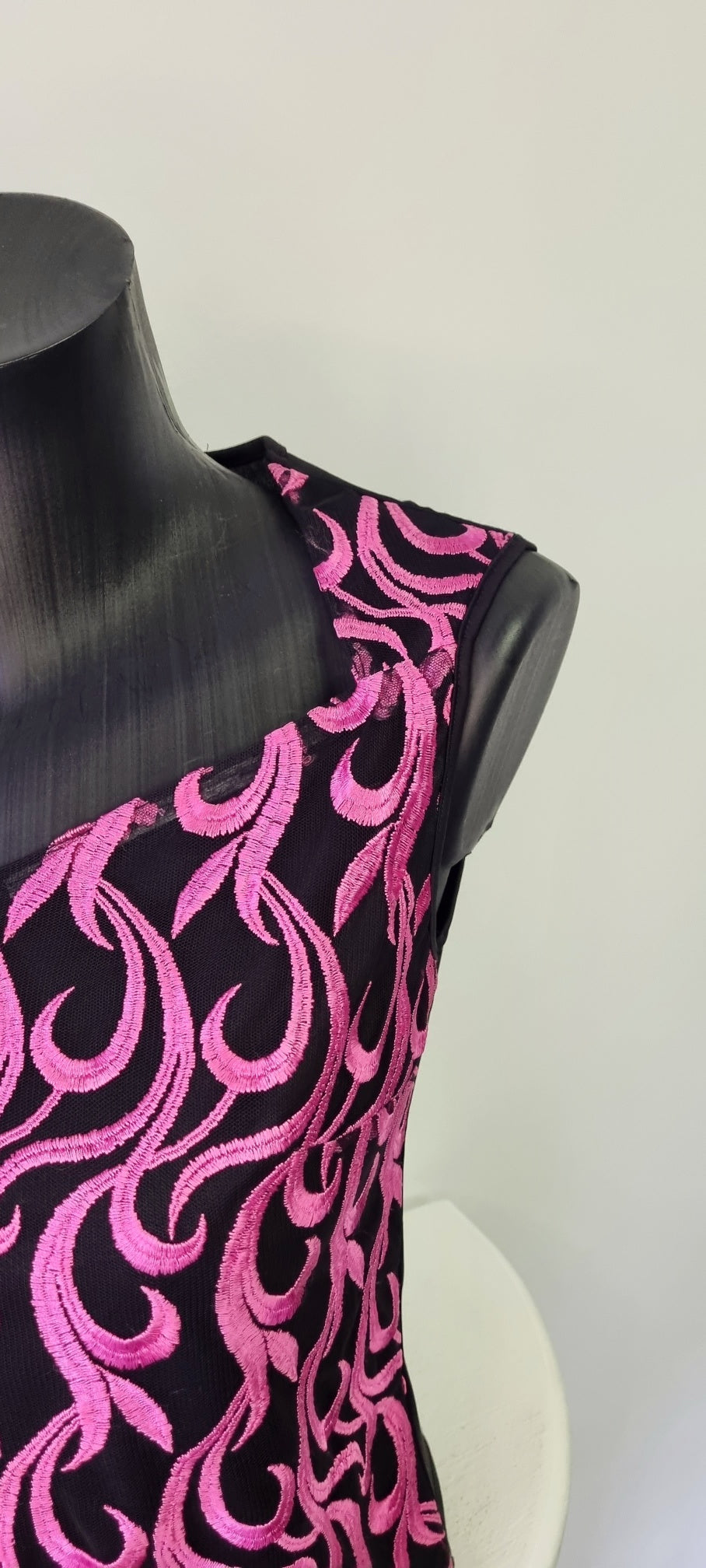 Milady's - Sleeveless embroidered pink and black blouse