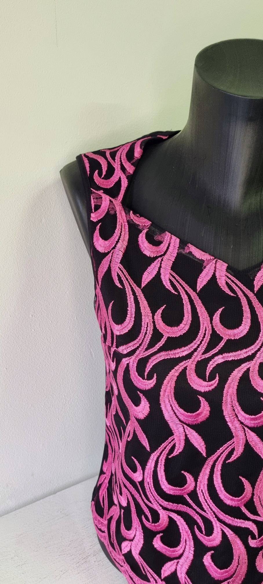 Milady's - Sleeveless embroidered pink and black blouse