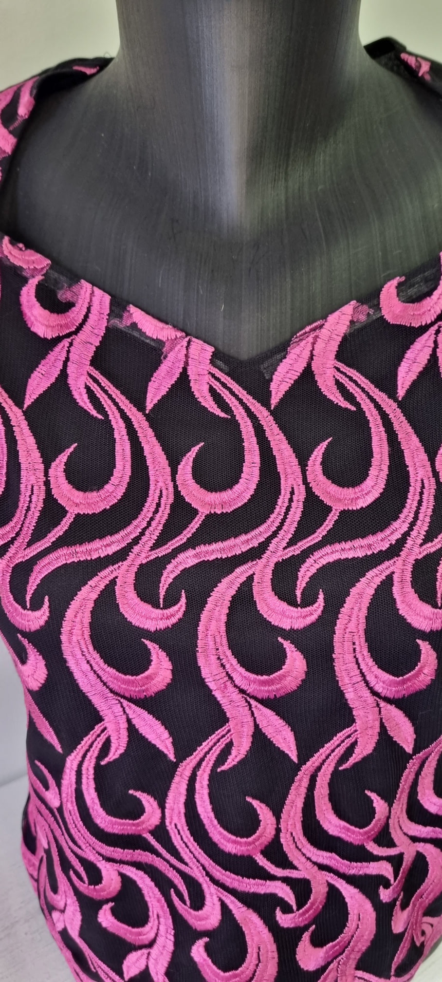 Milady's - Sleeveless embroidered pink and black blouse