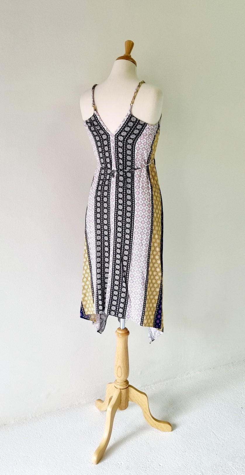 Maxed SA - White Linear Patterned Scarf Dress