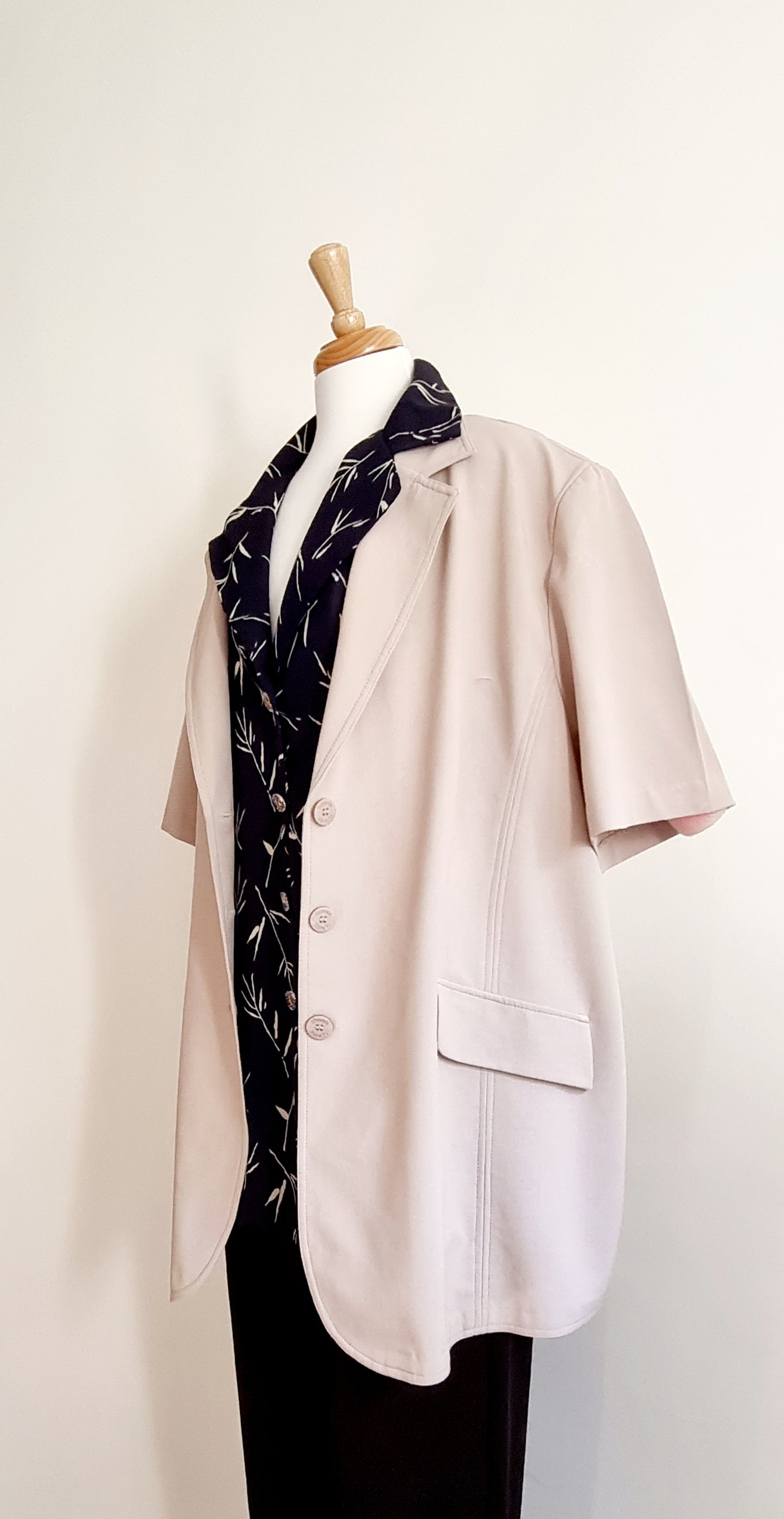 Donna Claire - Beige short sleeve jacket