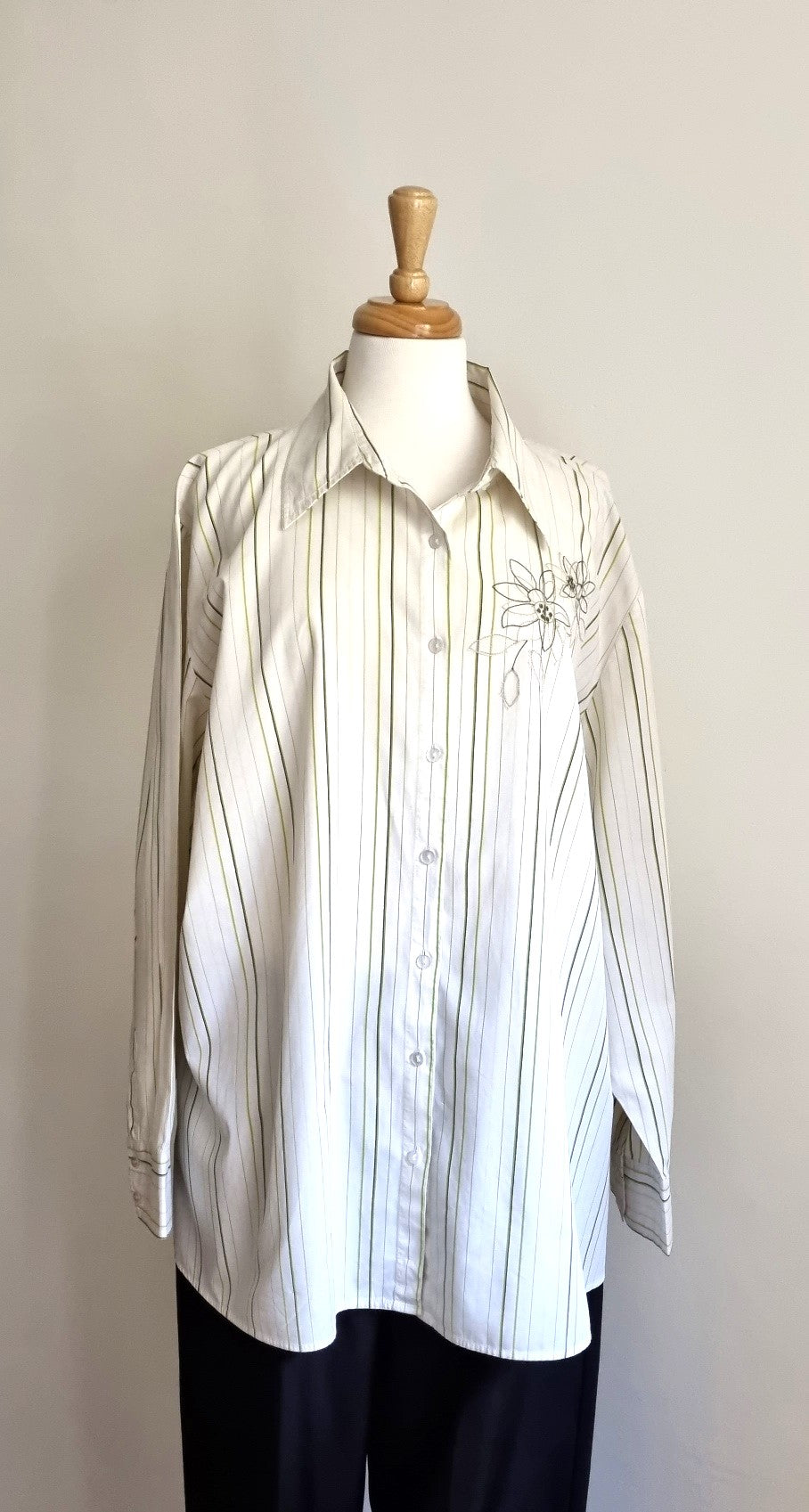 Donna Claire - White & green long sleeve shirt