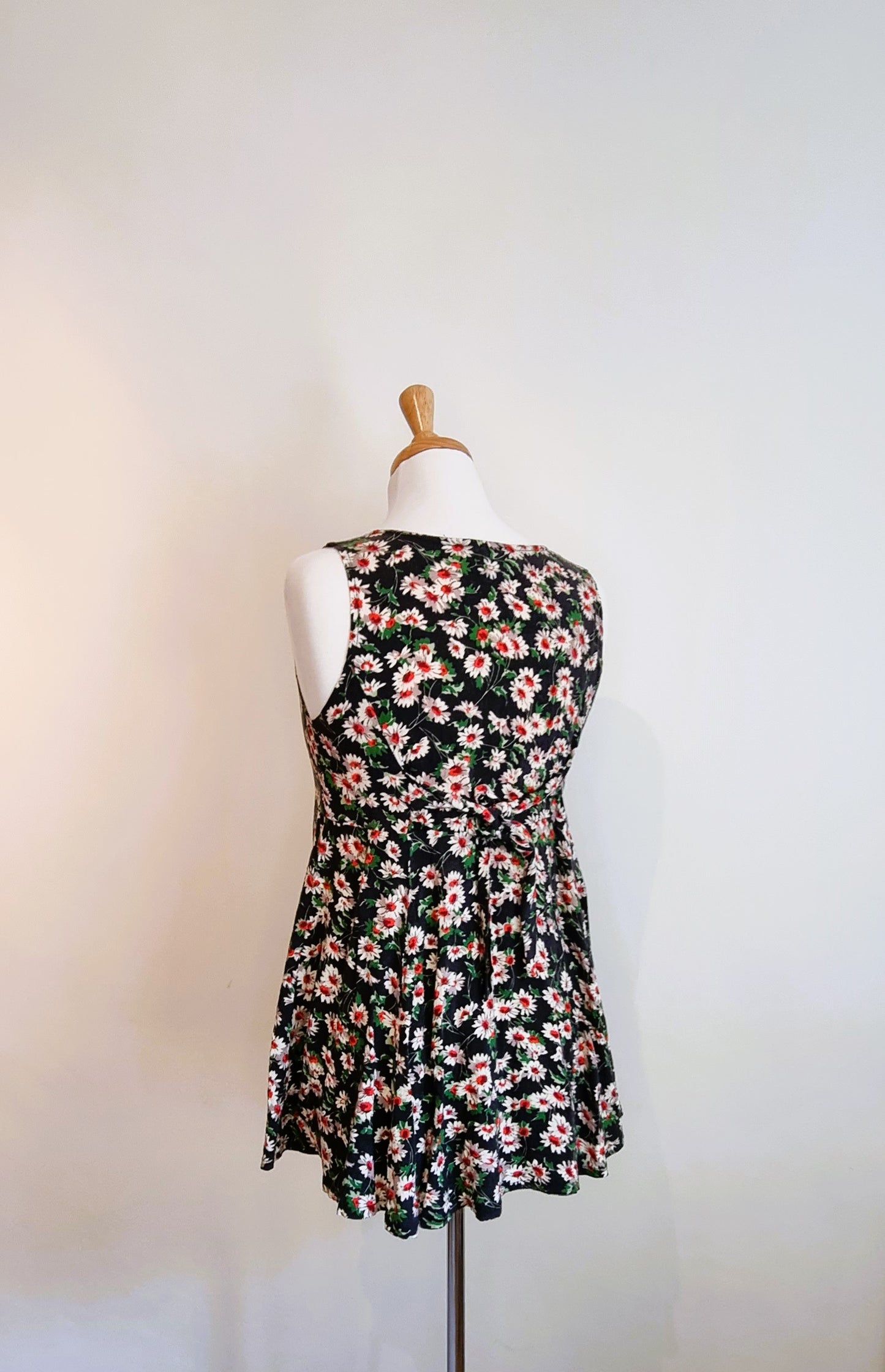 Shaking Heads - Vintage daisy flower button dress top