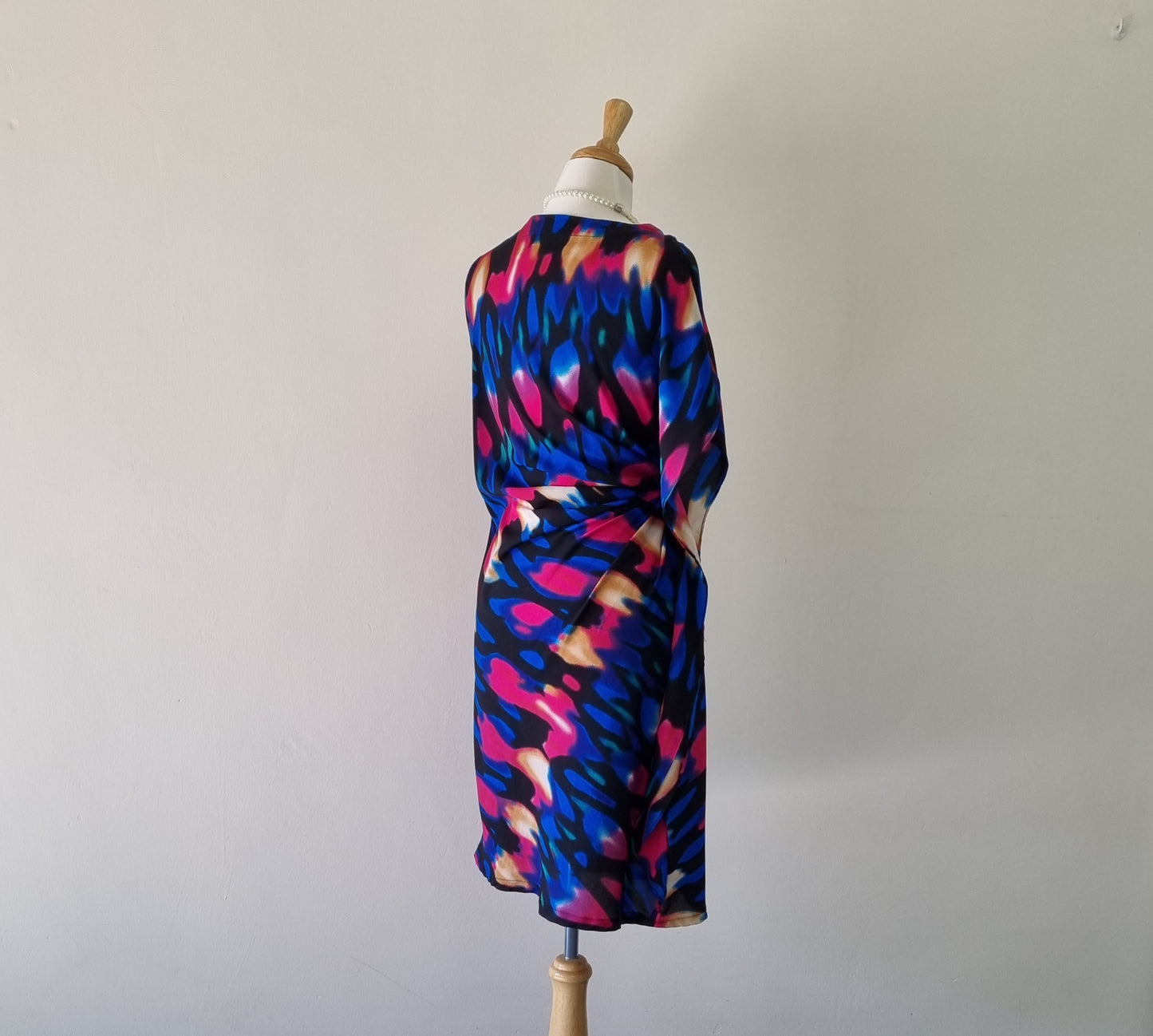 IDRESS - Chic, stylish, bold and colorful midi dress
