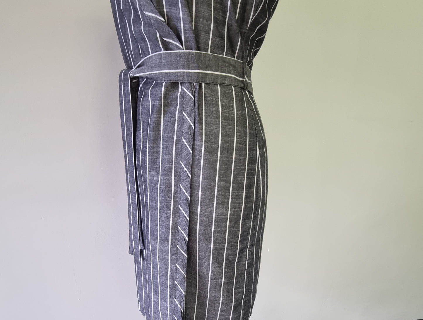 Edition - Grey & white short sleeved wrap waisted striped midi dress with belt