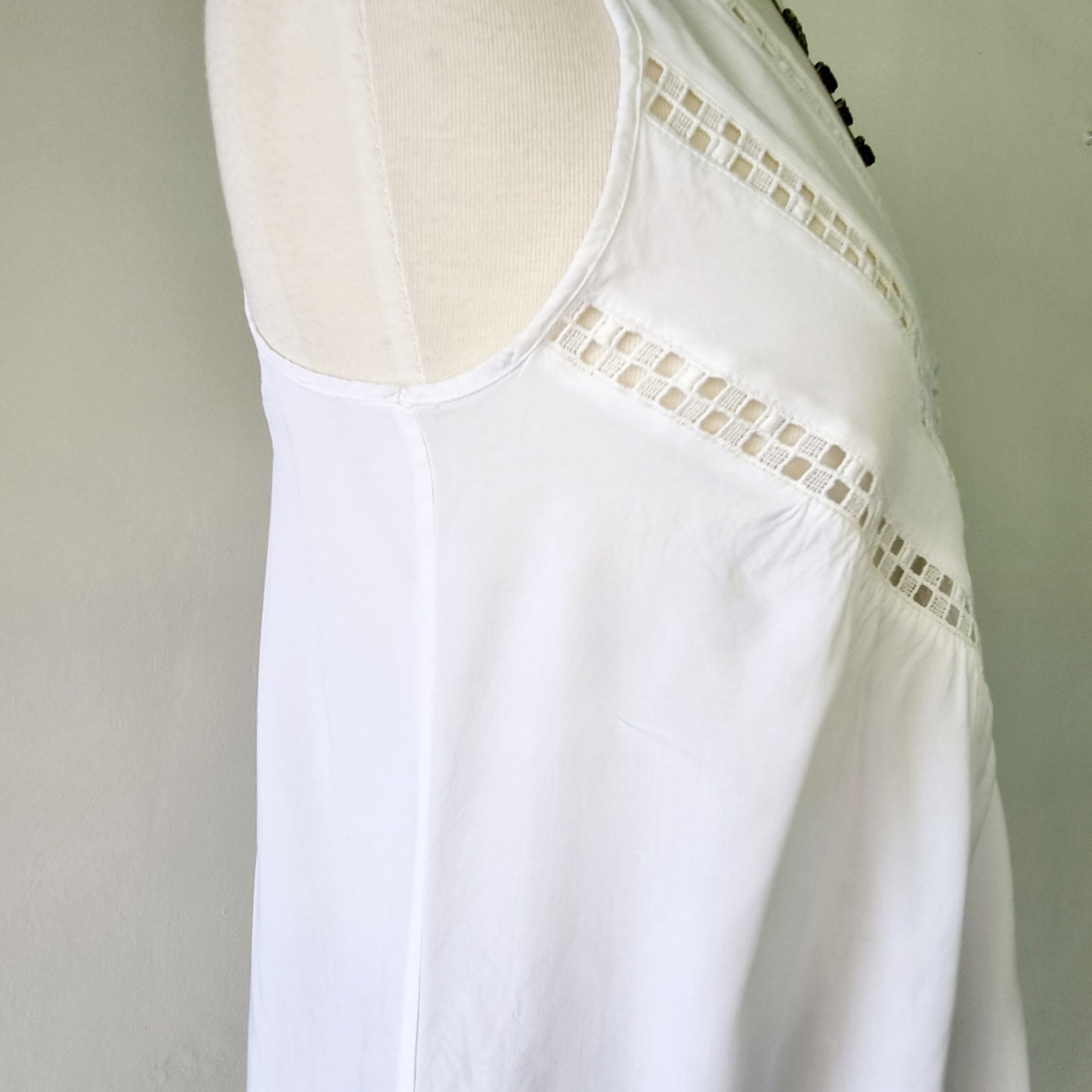 Witchery - White sleeveless V-neck lace embellished bodice blouse