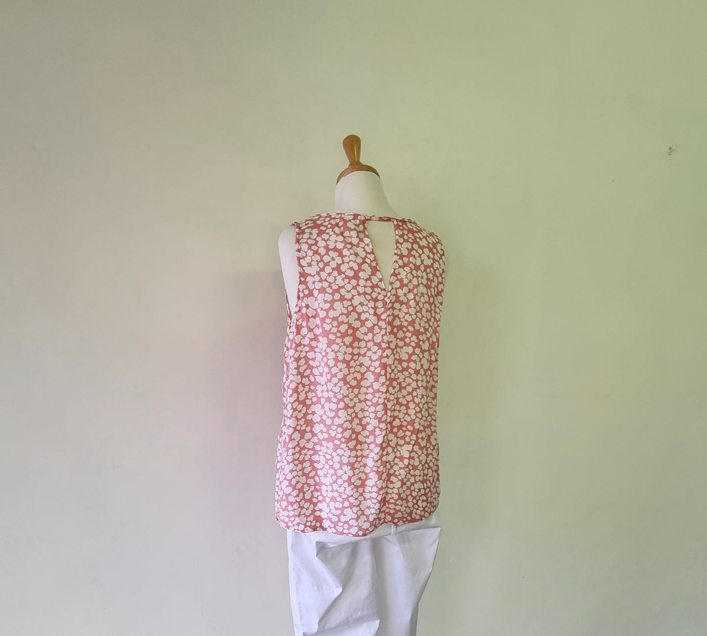 Real Woman - Pink & white sleeveless fun round necked blouse