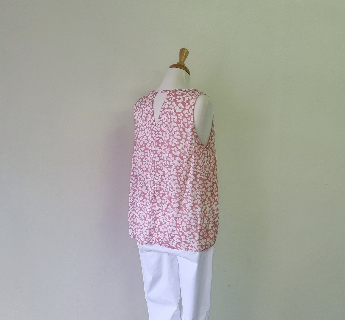 Real Woman - Pink & white sleeveless fun round necked blouse