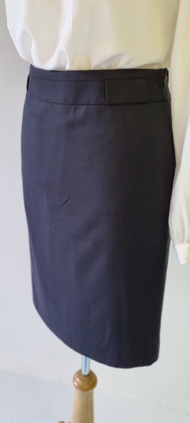 G2000 Woman - Black lined suit skirt with deep belt feeders