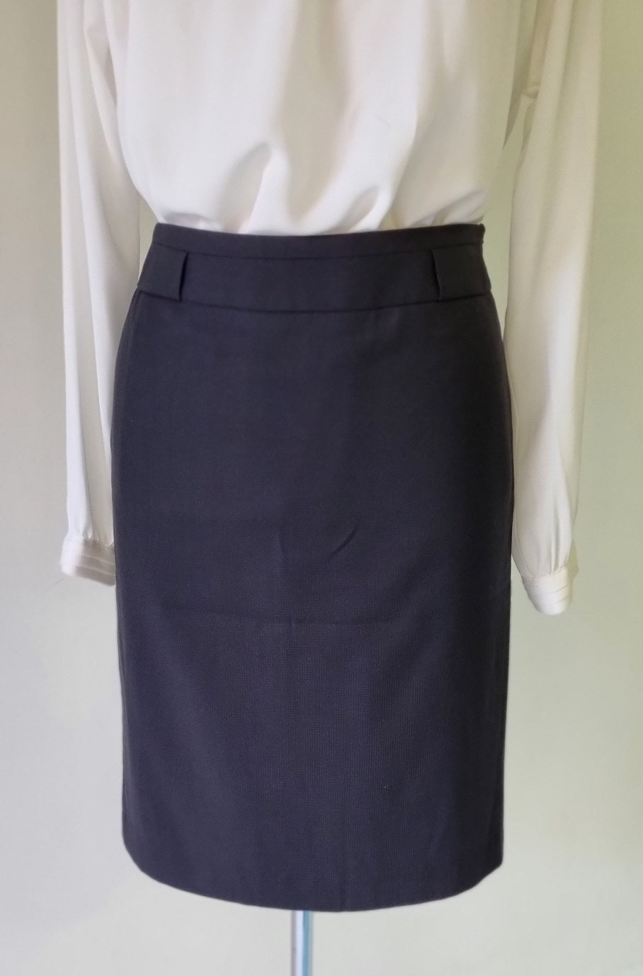 G2000 Woman - Black lined suit skirt with deep belt feeders