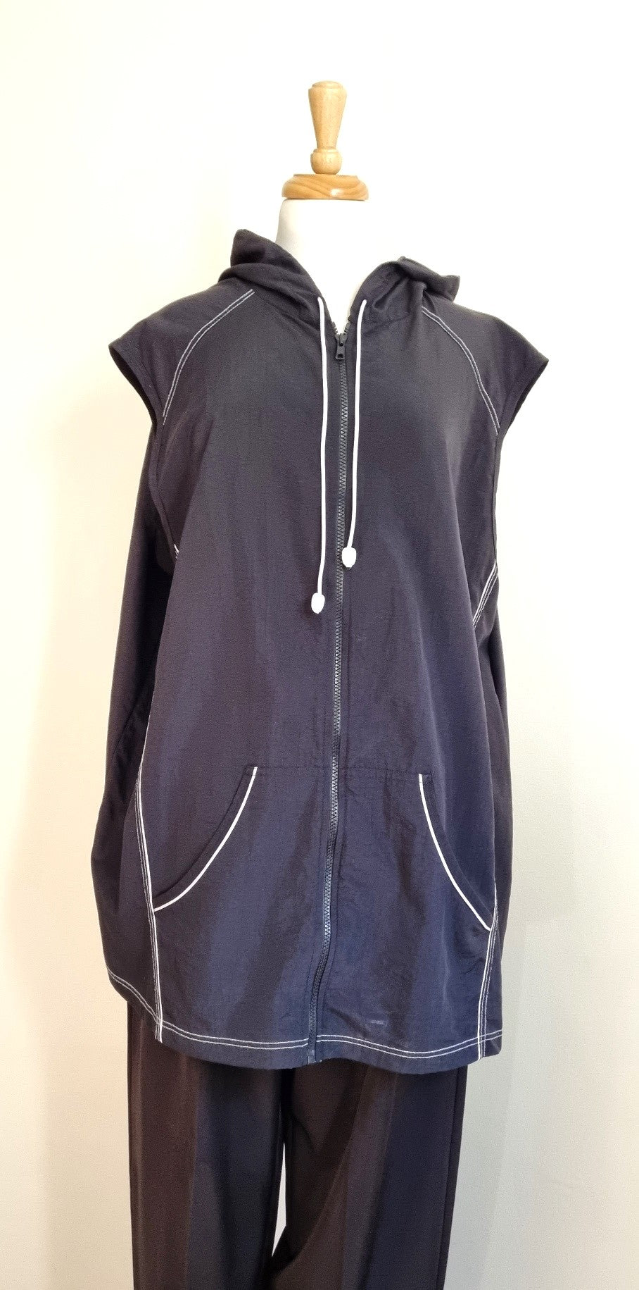 Donna Claire - Sleeveless sporty black Jacket