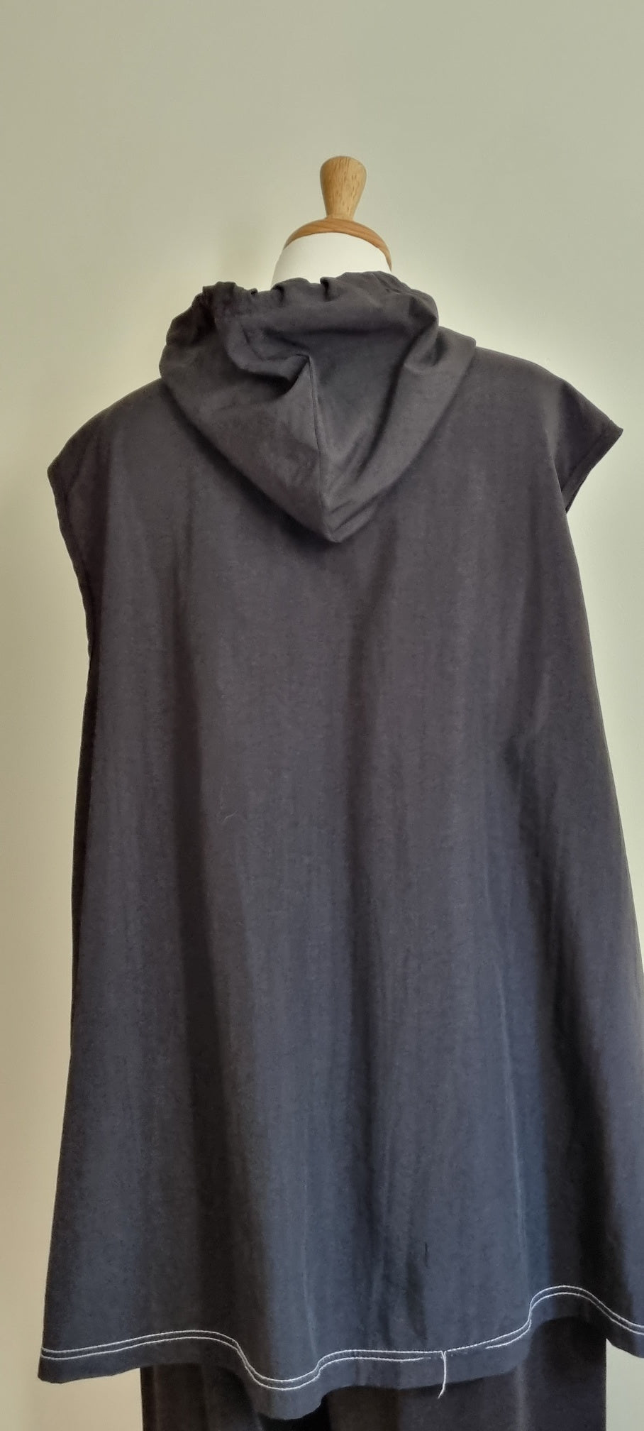 Donna Claire - Sleeveless sporty black Jacket