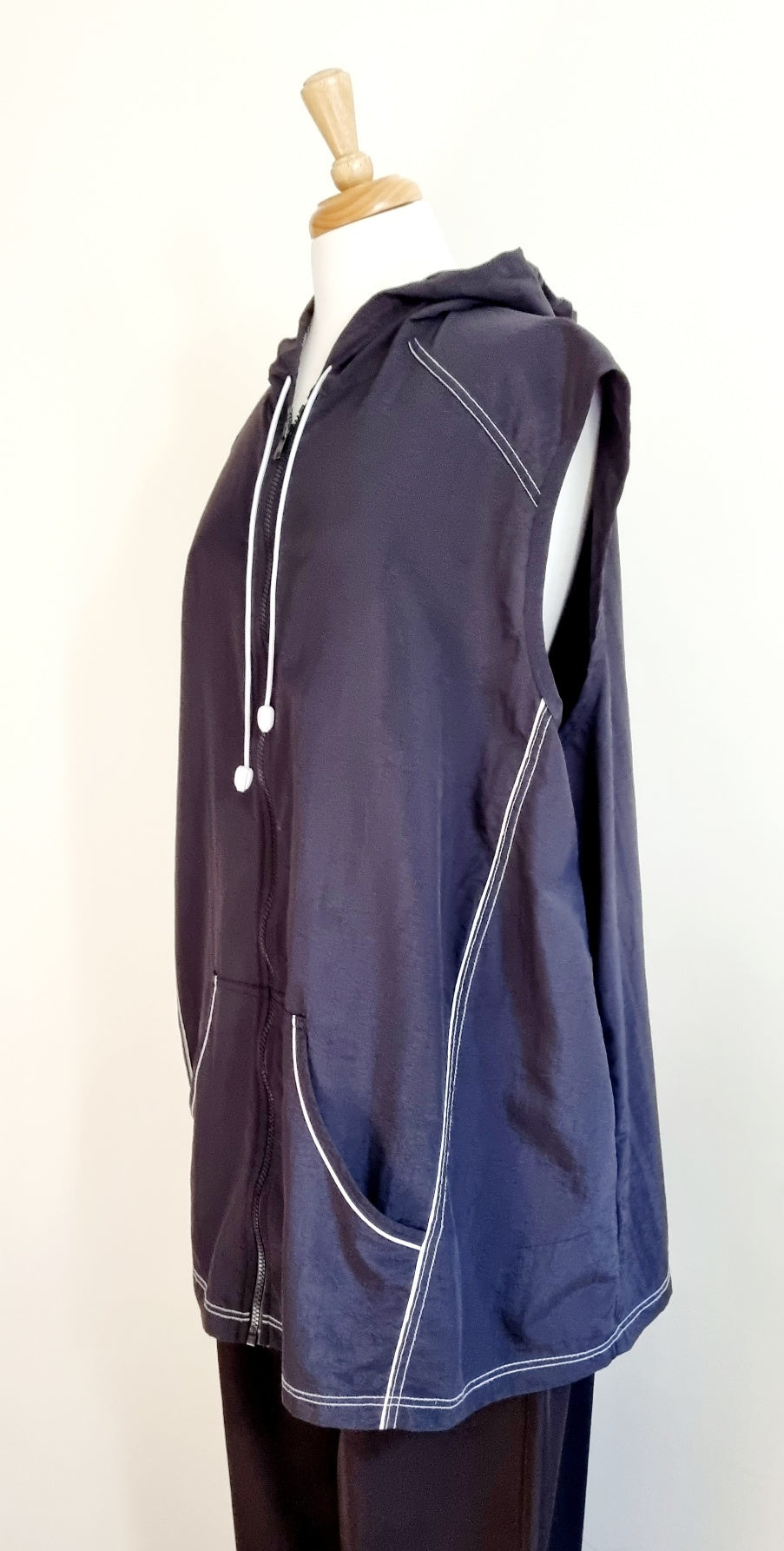 Donna Claire - Sleeveless sporty black Jacket
