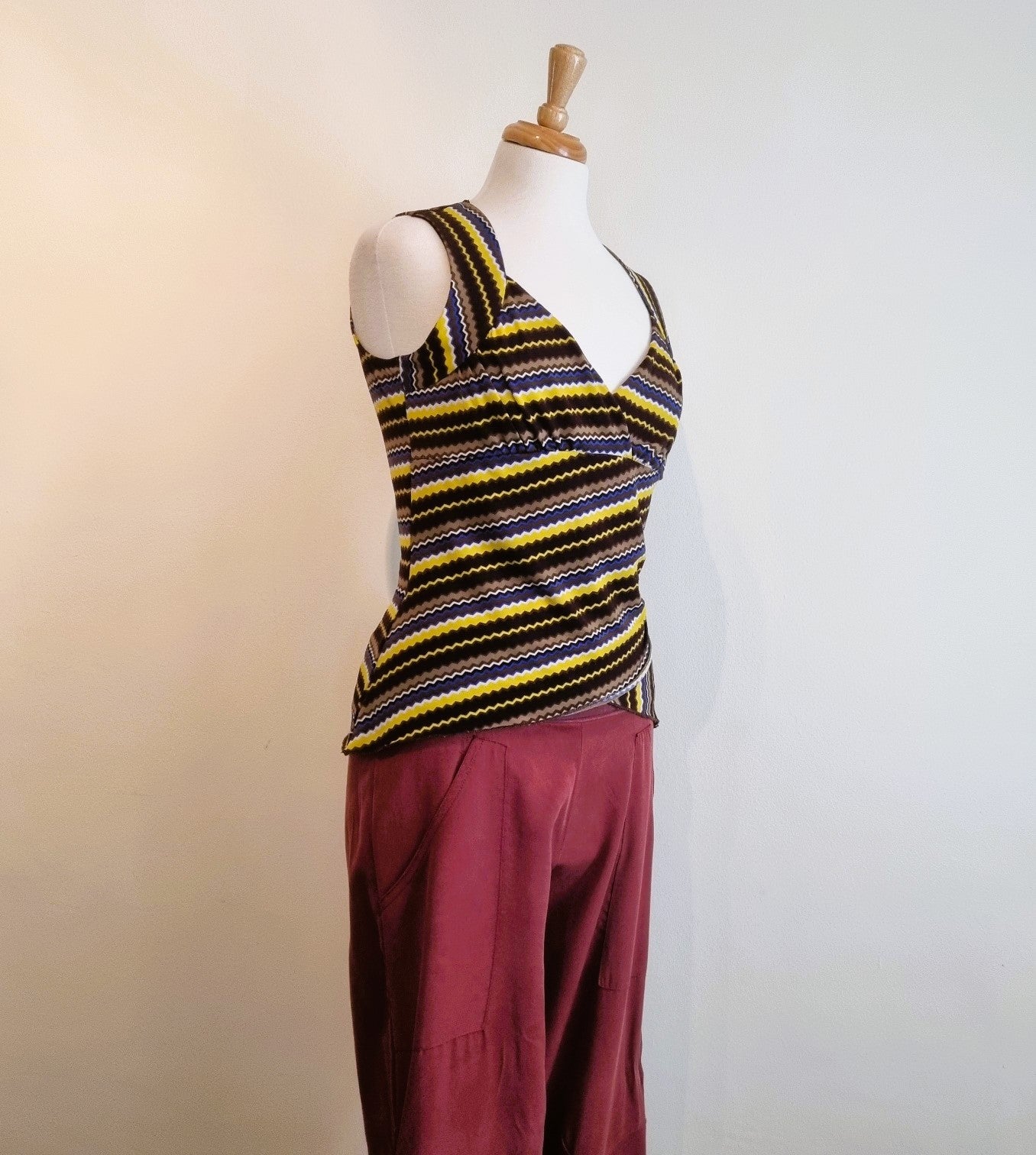 Truworths - Vintage retro v-neck top