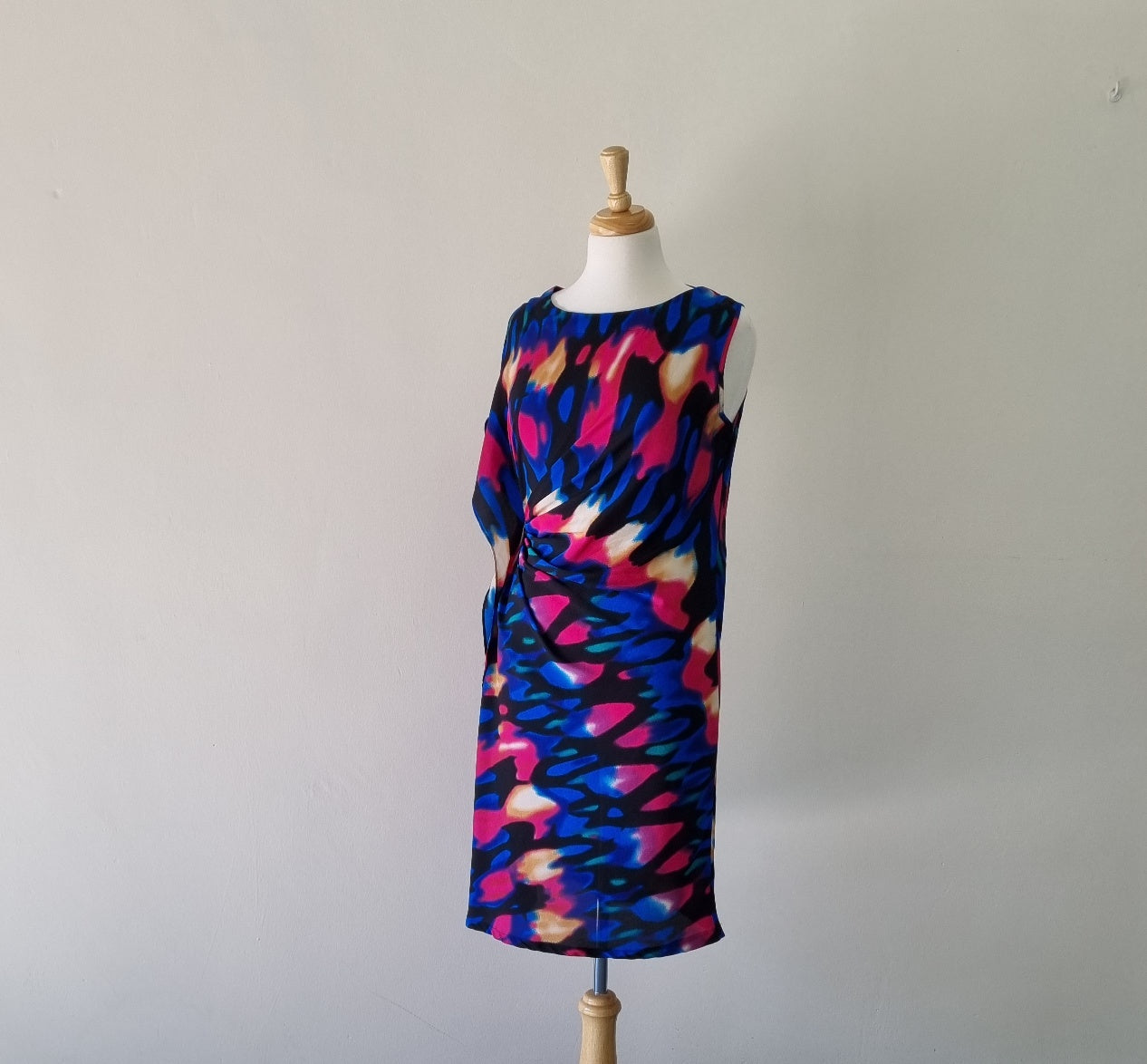 IDRESS - Chic, stylish,  bold and colorful midi dress