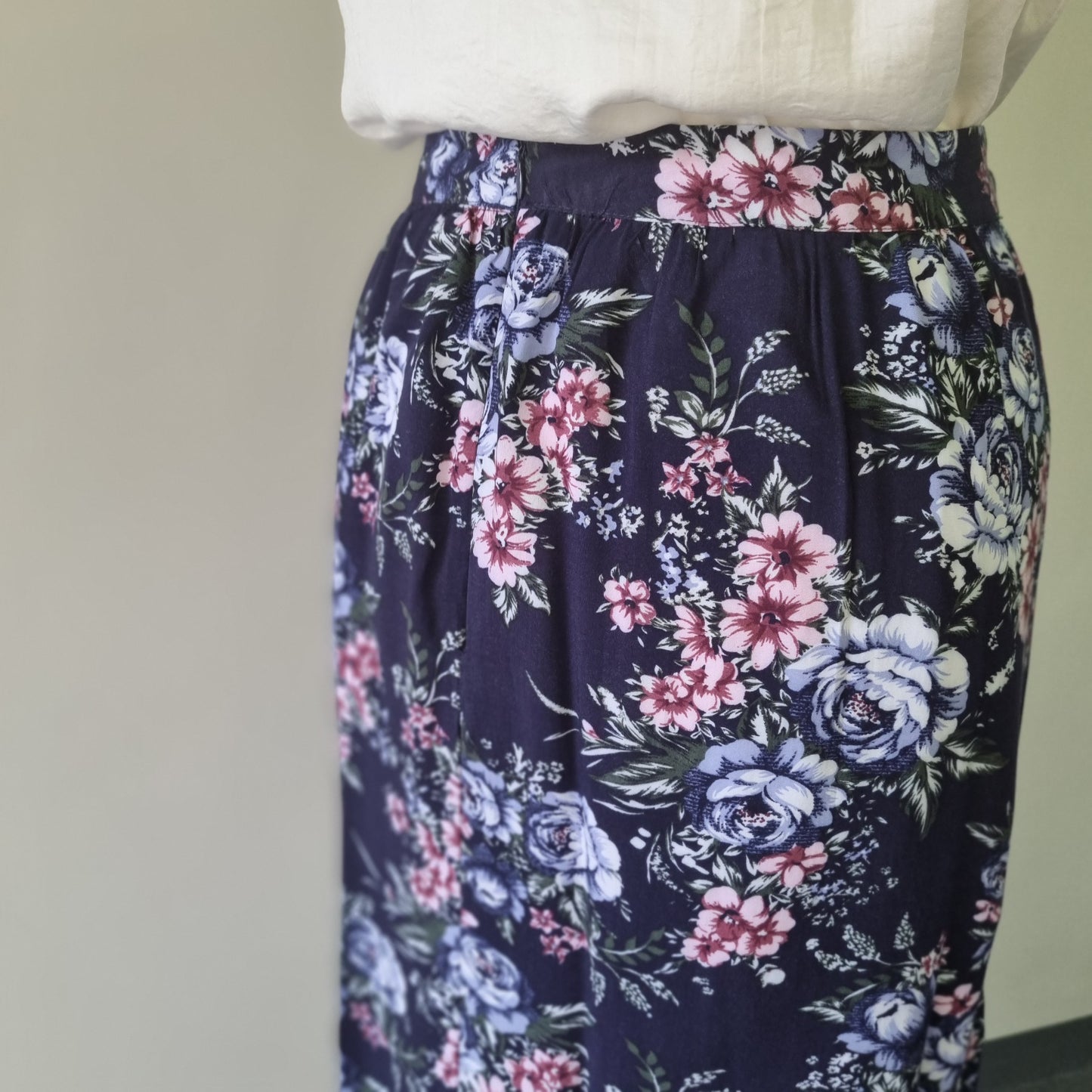 Cotton On - Blue & pink long skirt with size slits, band and zip.